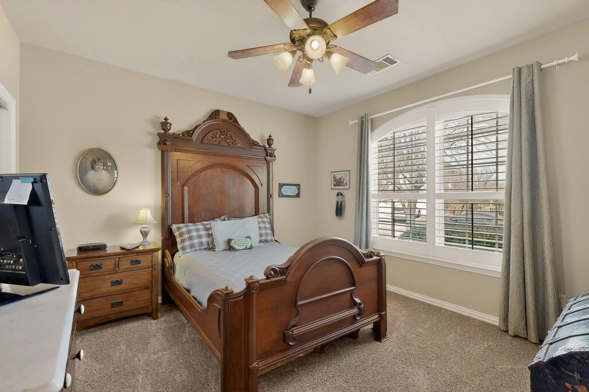 Guest bedroom