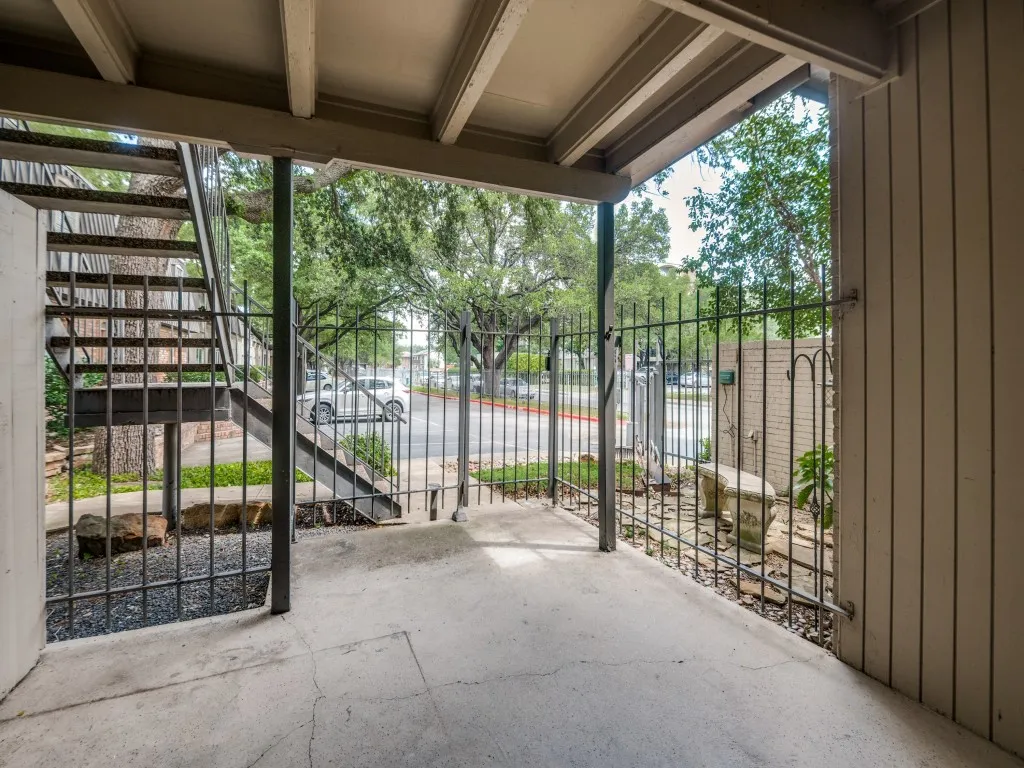 Condominium For Sale in Dallas County , 5234 Fleetwood Oaks Avenue 120, Dallas, Texas 75235, 1 Bedroom, 1 Bathroom, Garage spaces, 710 Sqft, built in 1963, Preowned, Price $129,000, mls#21198037, Real Estate Agent in Dallas, Homes For Sale in Dallas county, Homes For Sale in Dallas, Realtor in Dallas Texas, Real Estate Brokerage Independent Realty Texas, Luminita Cordes Realtor