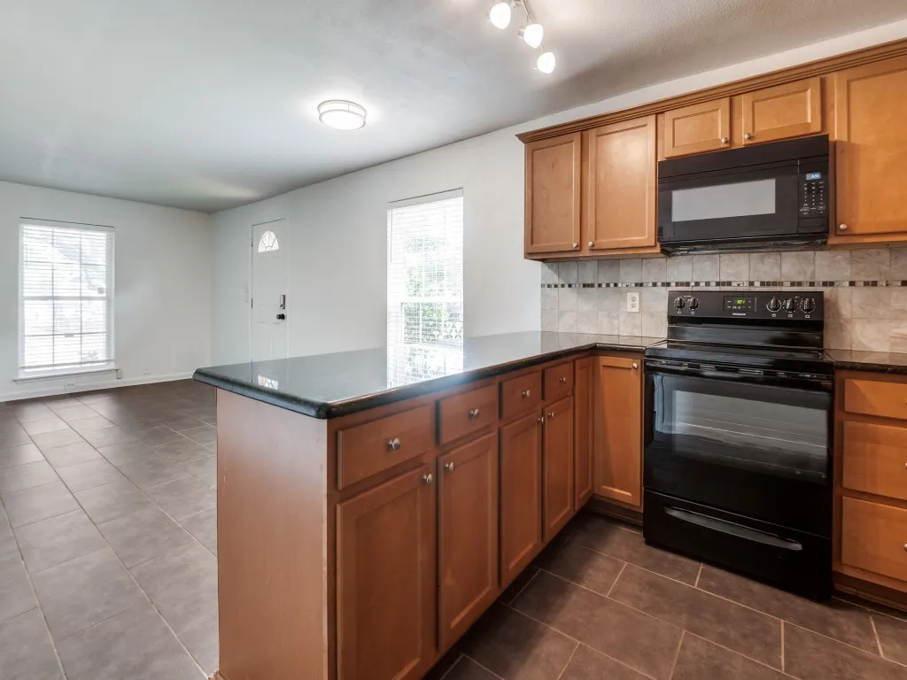 Condominium For Sale in Dallas County , 5234 Fleetwood Oaks Avenue 120, Dallas, Texas 75235, 1 Bedroom, 1 Bathroom, Garage spaces, 710 Sqft, built in 1963, Preowned, Price $129,000, mls#21198037, Real Estate Agent in Dallas, Homes For Sale in Dallas county, Homes For Sale in Dallas, Realtor in Dallas Texas, Real Estate Brokerage Independent Realty Texas, Luminita Cordes Realtor