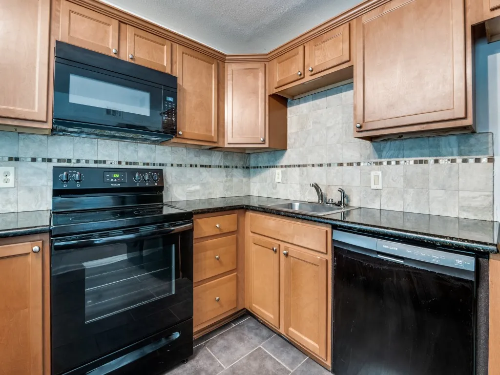 Condominium For Sale in Dallas County , 5234 Fleetwood Oaks Avenue 120, Dallas, Texas 75235, 1 Bedroom, 1 Bathroom, Garage spaces, 710 Sqft, built in 1963, Preowned, Price $129,000, mls#21198037, Real Estate Agent in Dallas, Homes For Sale in Dallas county, Homes For Sale in Dallas, Realtor in Dallas Texas, Real Estate Brokerage Independent Realty Texas, Luminita Cordes Realtor