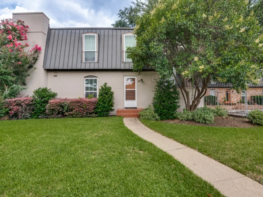 Condominium For Sale in Dallas County , 5234 Fleetwood Oaks Avenue 120, Dallas, Texas 75235, 1 Bedroom, 1 Bathroom, Garage spaces, 710 Sqft, built in 1963, Preowned, Price $129,000, mls#21198037, Real Estate Agent in Dallas, Homes For Sale in Dallas county, Homes For Sale in Dallas, Realtor in Dallas Texas, Real Estate Brokerage Independent Realty Texas, Luminita Cordes Realtor