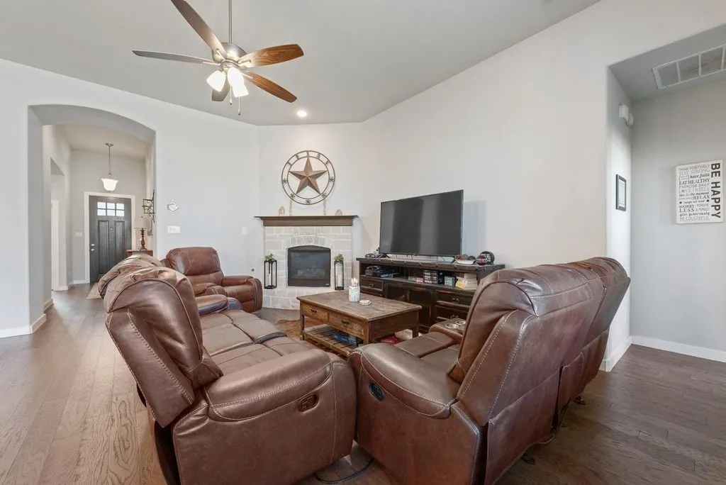 Single Family Residence For Sale in Denton County , 1308 E Swan Trail, Argyle, Texas 76226, 3 Bedroom, 2 Bathroom, 2 Garage spaces, 1,744 Sqft, built in 2019, mls#21195005, Real Estate Agent in Argyle, Homes For Sale in Denton county, Homes For Sale in Argyle, Realtor in Argyle Texas, Real Estate Brokerage Independent Realty Texas, Luminita Cordes Realtor