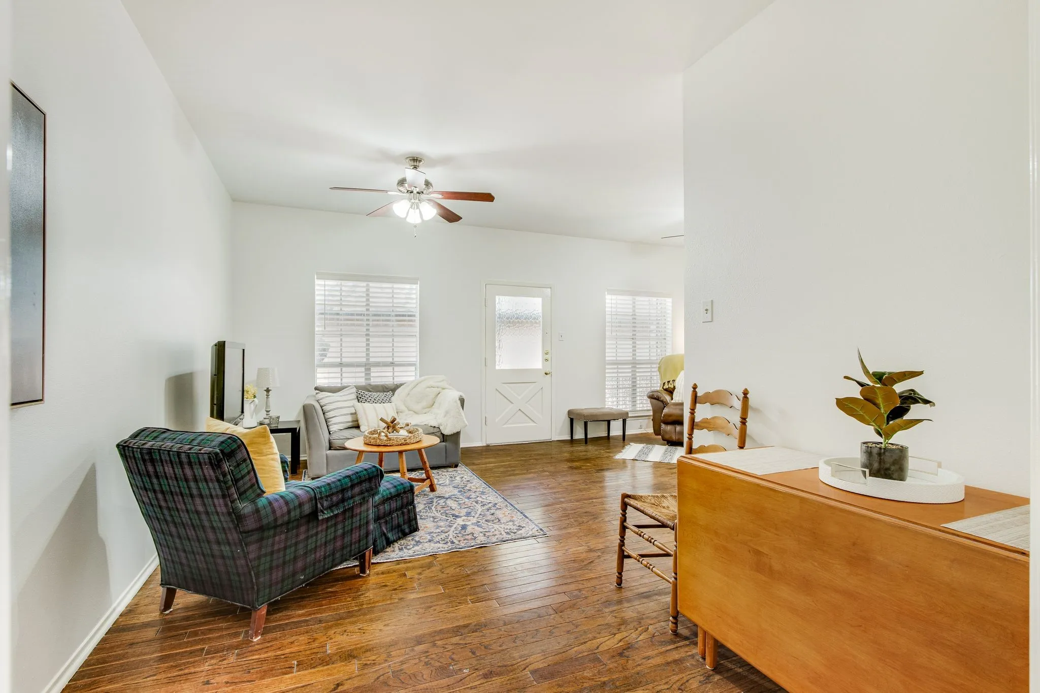 Condominium For Sale in Dallas County , 6023 E University Boulevard 204, Dallas, Texas 75206, 3 Bedroom, 2 Bathroom, Garage spaces, 1,189 Sqft, built in 1964, Preowned, mls#21194792, Real Estate Agent in Dallas, Homes For Sale in Dallas county, Homes For Sale in Dallas, Realtor in Dallas Texas, Real Estate Brokerage Independent Realty Texas, Luminita Cordes Realtor