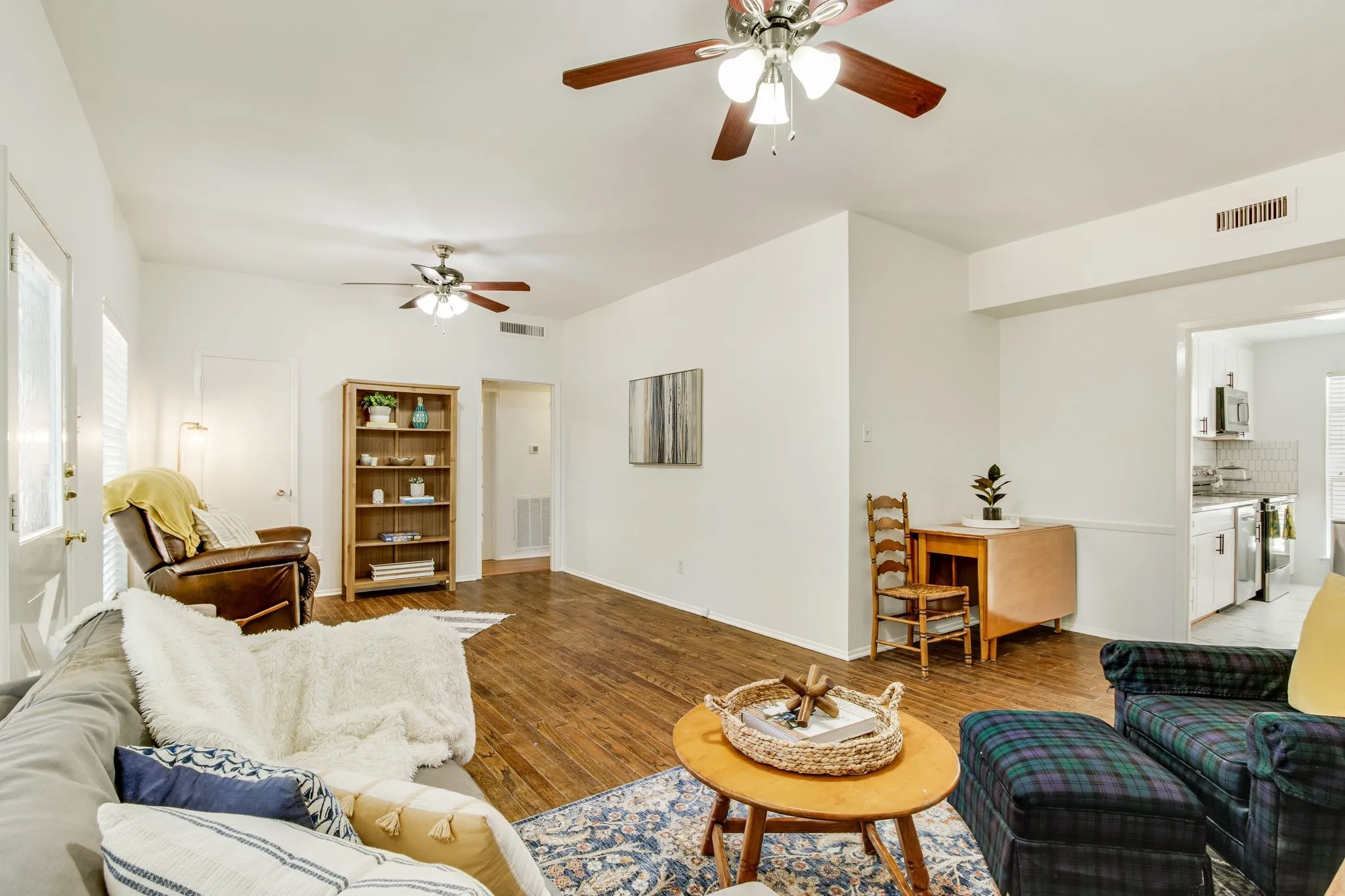 Condominium For Sale in Dallas County , 6023 E University Boulevard 204, Dallas, Texas 75206, 3 Bedroom, 2 Bathroom, Garage spaces, 1,189 Sqft, built in 1964, Preowned, mls#21194792, Real Estate Agent in Dallas, Homes For Sale in Dallas county, Homes For Sale in Dallas, Realtor in Dallas Texas, Real Estate Brokerage Independent Realty Texas, Luminita Cordes Realtor