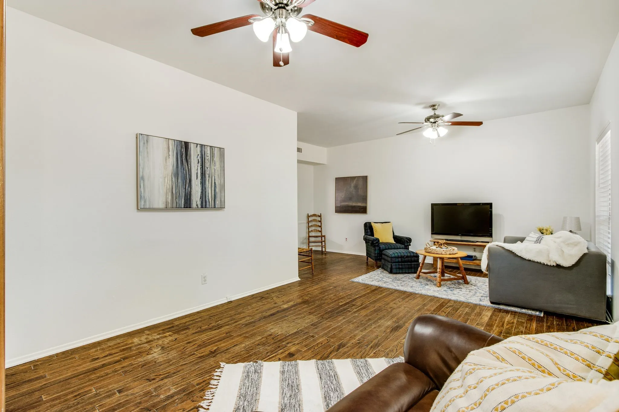 Condominium For Sale in Dallas County , 6023 E University Boulevard 204, Dallas, Texas 75206, 3 Bedroom, 2 Bathroom, Garage spaces, 1,189 Sqft, built in 1964, Preowned, mls#21194792, Real Estate Agent in Dallas, Homes For Sale in Dallas county, Homes For Sale in Dallas, Realtor in Dallas Texas, Real Estate Brokerage Independent Realty Texas, Luminita Cordes Realtor