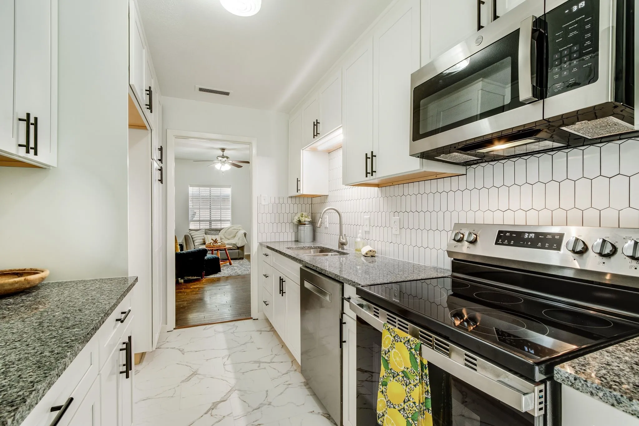 Condominium For Sale in Dallas County , 6023 E University Boulevard 204, Dallas, Texas 75206, 3 Bedroom, 2 Bathroom, Garage spaces, 1,189 Sqft, built in 1964, Preowned, mls#21194792, Real Estate Agent in Dallas, Homes For Sale in Dallas county, Homes For Sale in Dallas, Realtor in Dallas Texas, Real Estate Brokerage Independent Realty Texas, Luminita Cordes Realtor