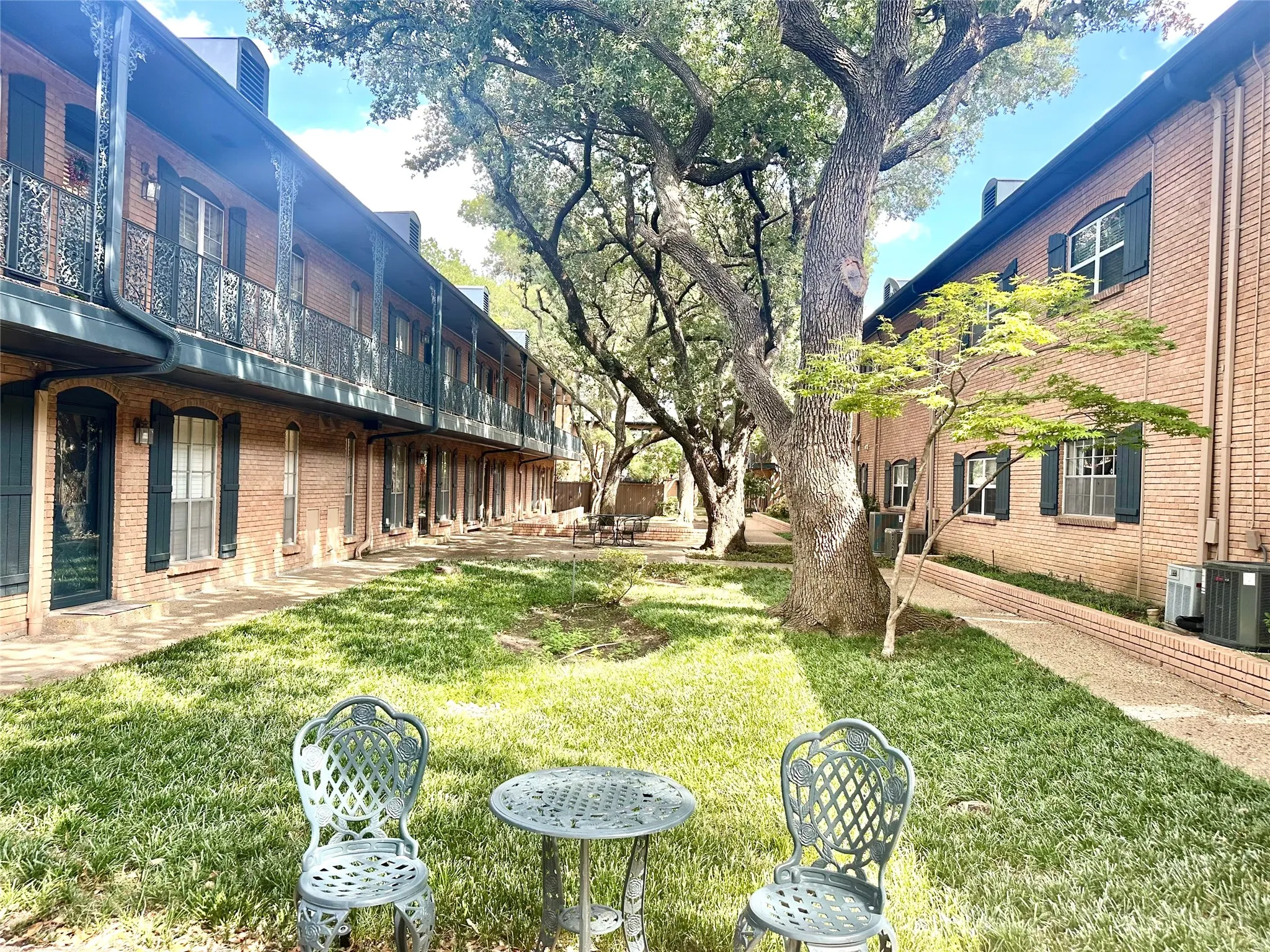 Courtyard with sitting area