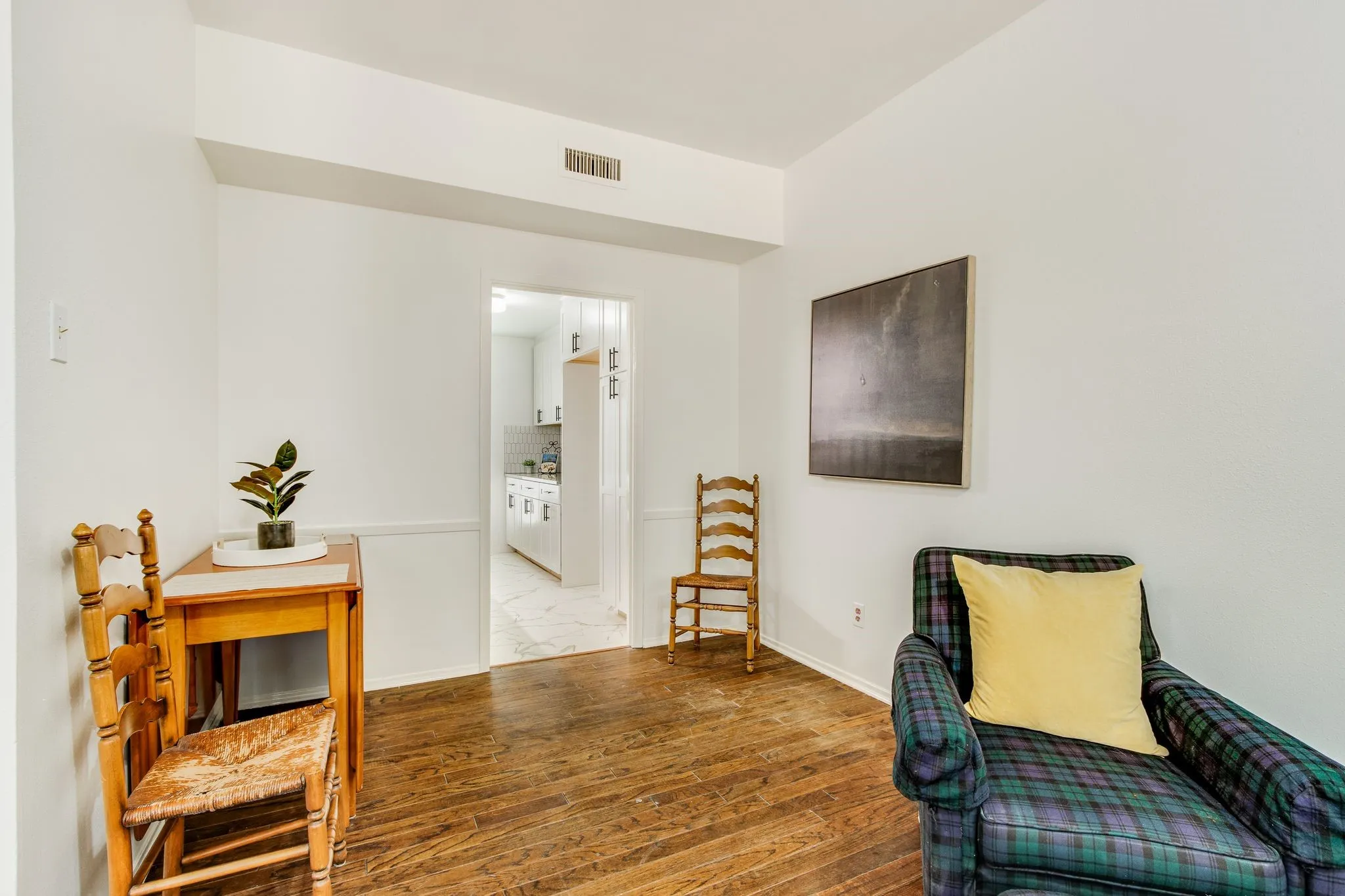 Flexible dining area off of kitchen