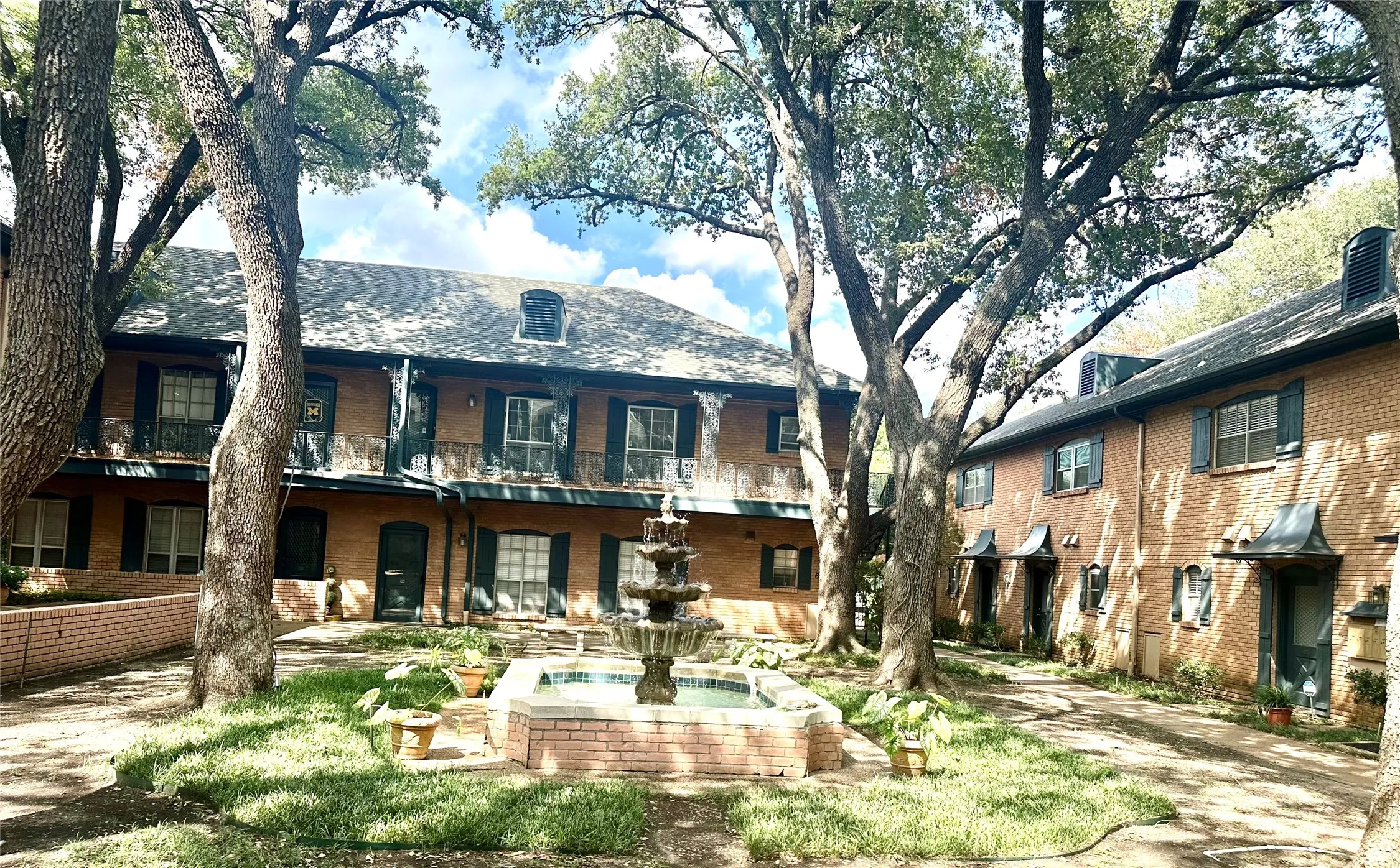 Condominium For Sale in Dallas County , 6023 E University Boulevard 204, Dallas, Texas 75206, 3 Bedroom, 2 Bathroom, Garage spaces, 1,189 Sqft, built in 1964, Preowned, mls#21194792, Real Estate Agent in Dallas, Homes For Sale in Dallas county, Homes For Sale in Dallas, Realtor in Dallas Texas, Real Estate Brokerage Independent Realty Texas, Luminita Cordes Realtor