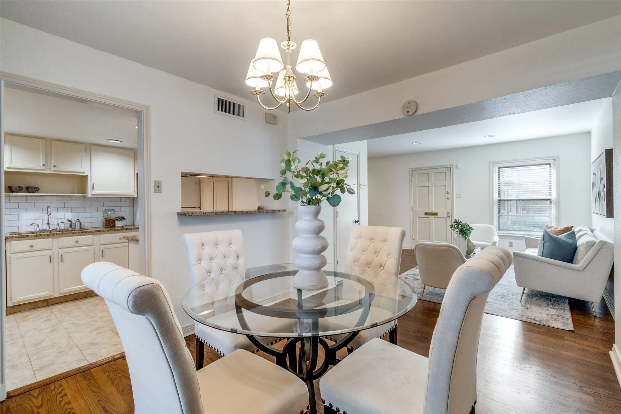 Condominium For Sale in Dallas County , 6486 Bordeaux Avenue, Dallas, Texas 75209, 2 Bedrooms, 2 Bathrooms, Garage spaces, 1,067 Sqft, built in 1951, Preowned, Price $297,500, mls#21170849, Real Estate Agent in Dallas, Homes For Sale in Dallas county, Homes For Sale in Dallas, Realtor in Dallas Texas, Real Estate Brokerage Independent Realty Texas, Luminita Cordes Realtor