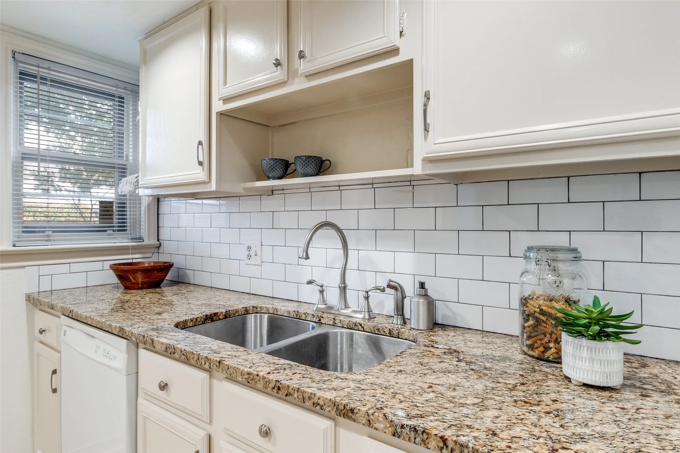 Condominium For Sale in Dallas County , 6486 Bordeaux Avenue, Dallas, Texas 75209, 2 Bedrooms, 2 Bathrooms, Garage spaces, 1,067 Sqft, built in 1951, Preowned, Price $297,500, mls#21170849, Real Estate Agent in Dallas, Homes For Sale in Dallas county, Homes For Sale in Dallas, Realtor in Dallas Texas, Real Estate Brokerage Independent Realty Texas, Luminita Cordes Realtor