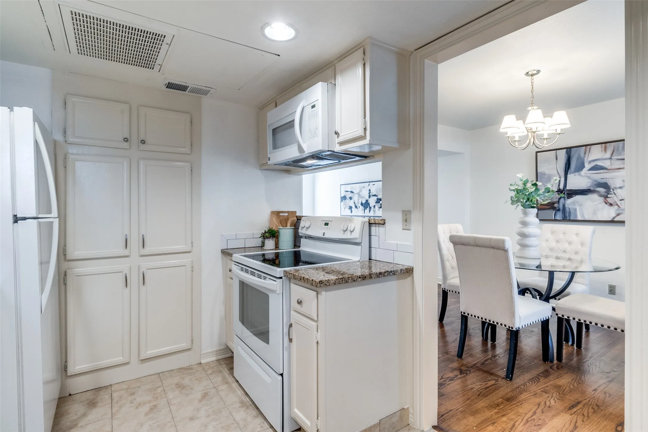 Condominium For Sale in Dallas County , 6486 Bordeaux Avenue, Dallas, Texas 75209, 2 Bedrooms, 2 Bathrooms, Garage spaces, 1,067 Sqft, built in 1951, Preowned, Price $297,500, mls#21170849, Real Estate Agent in Dallas, Homes For Sale in Dallas county, Homes For Sale in Dallas, Realtor in Dallas Texas, Real Estate Brokerage Independent Realty Texas, Luminita Cordes Realtor