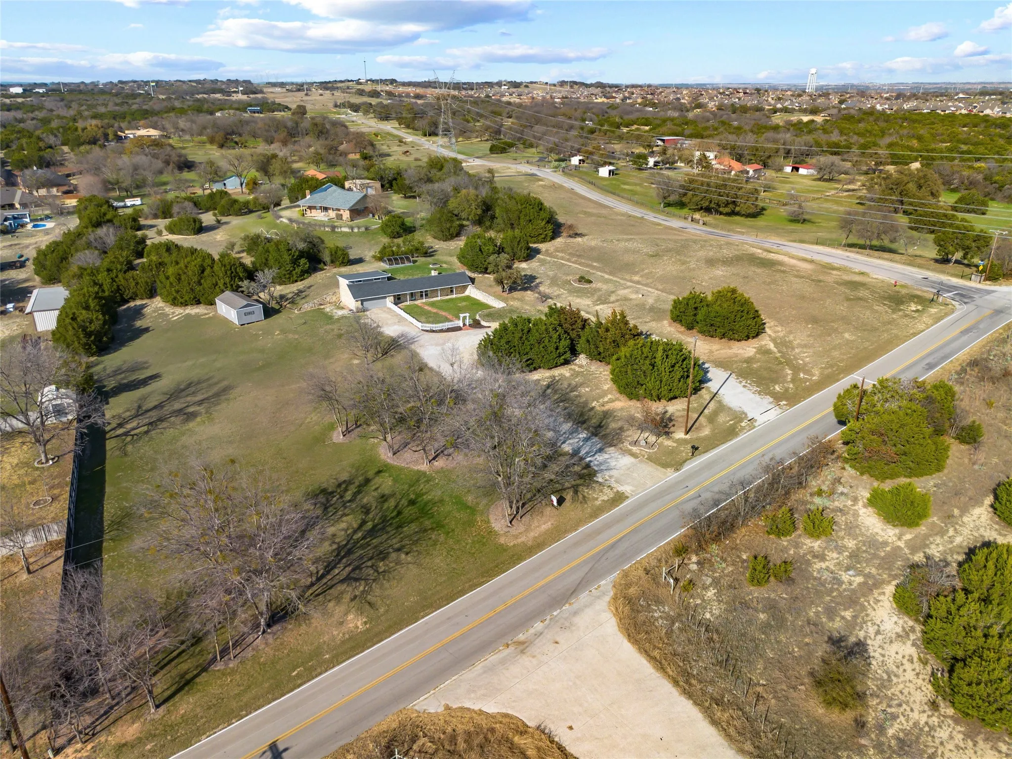 Single Family Residence For Sale in Parker County , 413 Meadowview Road, Weatherford, Texas 76087, 3 Bedroom, 3 Bathroom, 2 Garage spaces, 2,346 Sqft, built in 1981, mls#21197981, Real Estate Agent in Weatherford, Homes For Sale in Parker county, Homes For Sale in Weatherford, Realtor in Weatherford Texas, Real Estate Brokerage Independent Realty Texas, Luminita Cordes Realtor