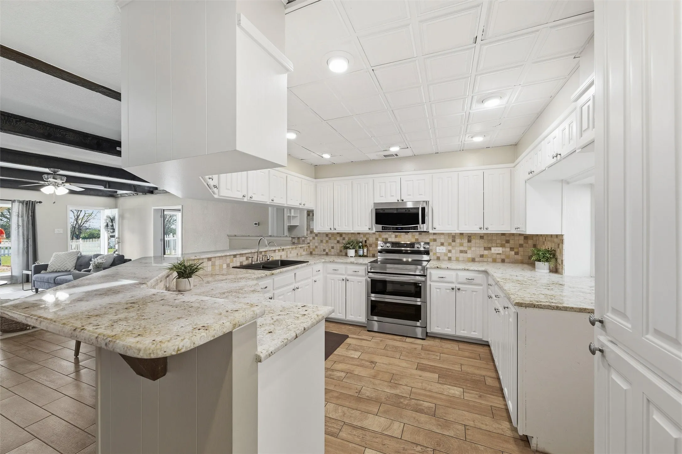 Single Family Residence For Sale in Parker County , 413 Meadowview Road, Weatherford, Texas 76087, 3 Bedroom, 3 Bathroom, 2 Garage spaces, 2,346 Sqft, built in 1981, mls#21197981, Real Estate Agent in Weatherford, Homes For Sale in Parker county, Homes For Sale in Weatherford, Realtor in Weatherford Texas, Real Estate Brokerage Independent Realty Texas, Luminita Cordes Realtor