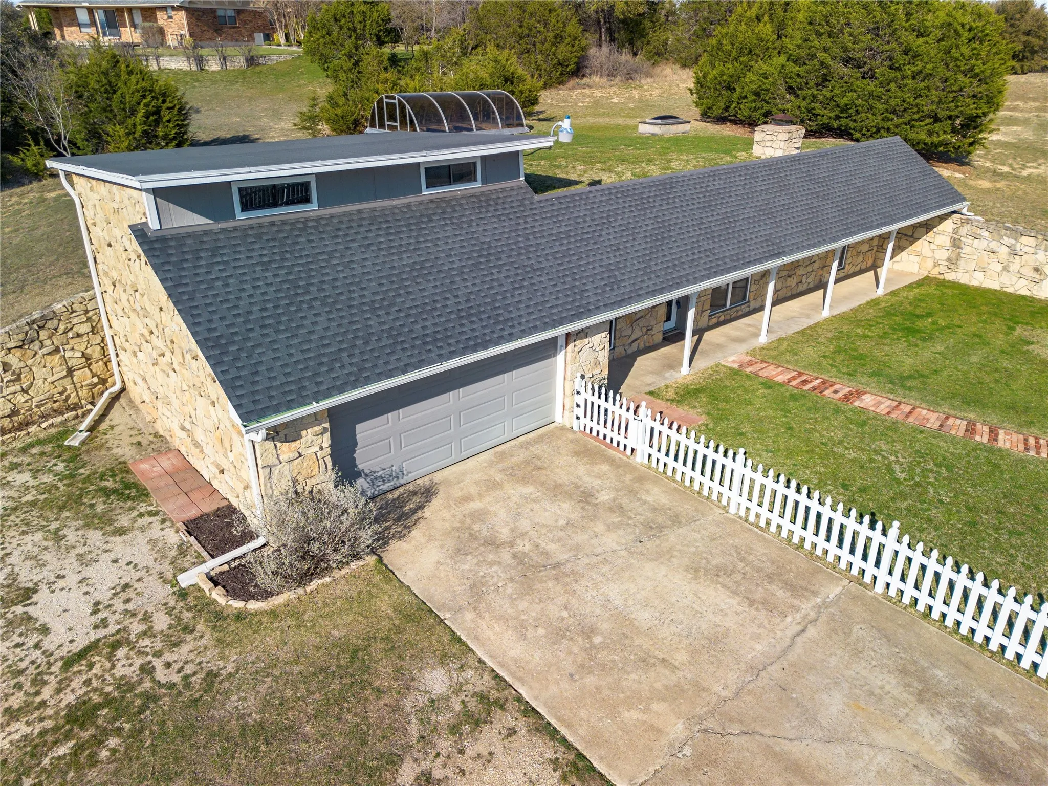 Single Family Residence For Sale in Parker County , 413 Meadowview Road, Weatherford, Texas 76087, 3 Bedroom, 3 Bathroom, 2 Garage spaces, 2,346 Sqft, built in 1981, mls#21197981, Real Estate Agent in Weatherford, Homes For Sale in Parker county, Homes For Sale in Weatherford, Realtor in Weatherford Texas, Real Estate Brokerage Independent Realty Texas, Luminita Cordes Realtor