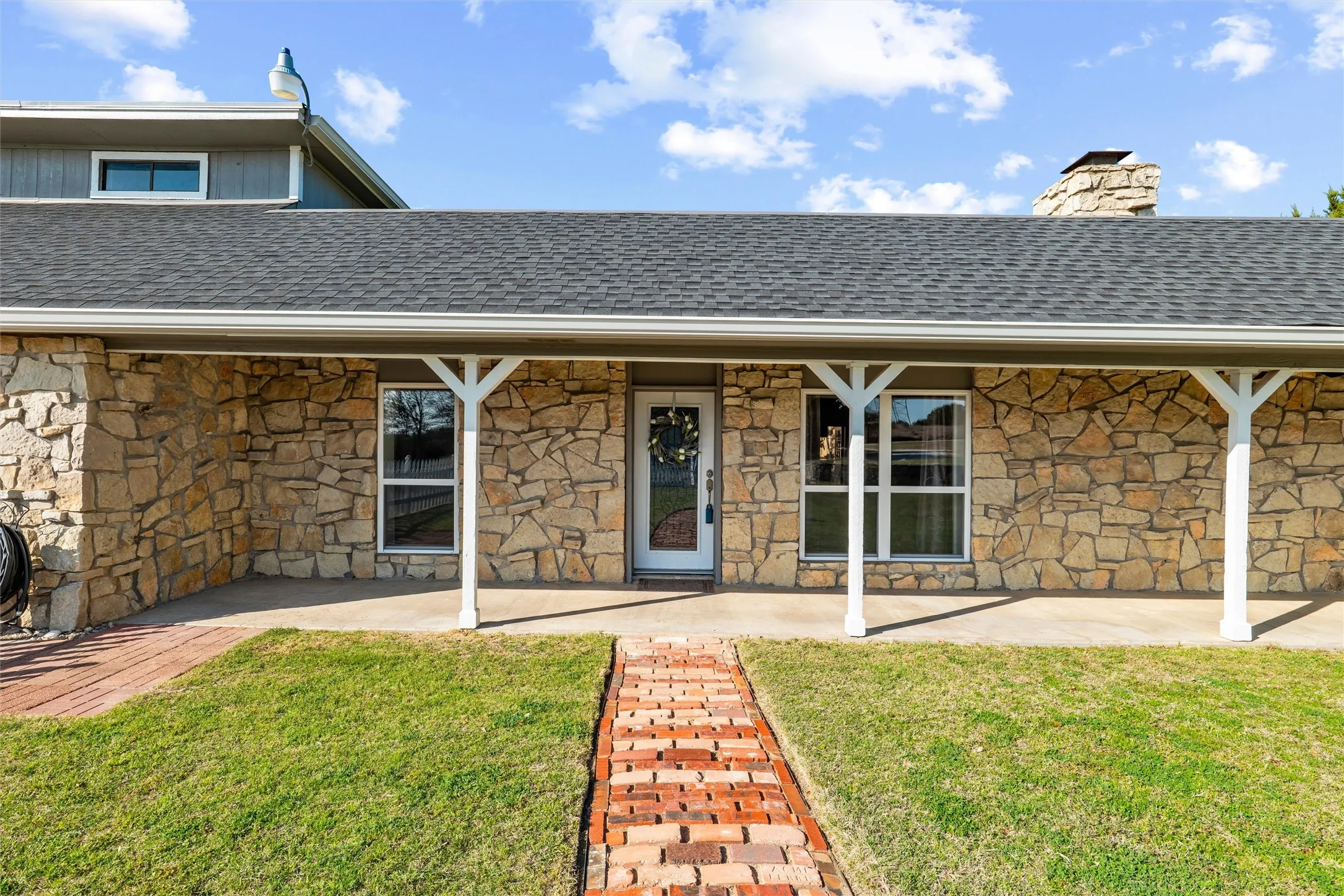 Single Family Residence For Sale in Parker County , 413 Meadowview Road, Weatherford, Texas 76087, 3 Bedroom, 3 Bathroom, 2 Garage spaces, 2,346 Sqft, built in 1981, mls#21197981, Real Estate Agent in Weatherford, Homes For Sale in Parker county, Homes For Sale in Weatherford, Realtor in Weatherford Texas, Real Estate Brokerage Independent Realty Texas, Luminita Cordes Realtor