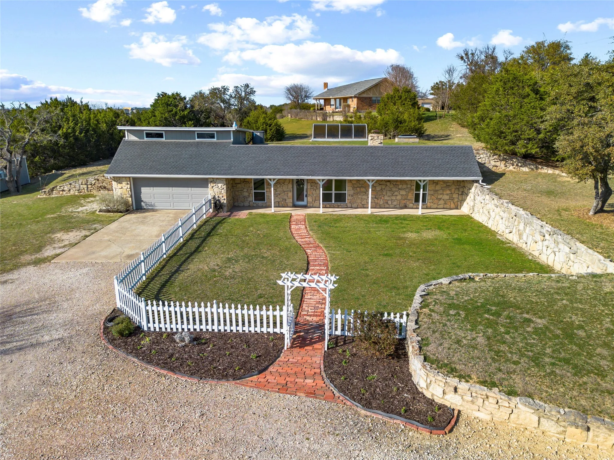 Single Family Residence For Sale in Parker County , 413 Meadowview Road, Weatherford, Texas 76087, 3 Bedroom, 3 Bathroom, 2 Garage spaces, 2,346 Sqft, built in 1981, mls#21197981, Real Estate Agent in Weatherford, Homes For Sale in Parker county, Homes For Sale in Weatherford, Realtor in Weatherford Texas, Real Estate Brokerage Independent Realty Texas, Luminita Cordes Realtor