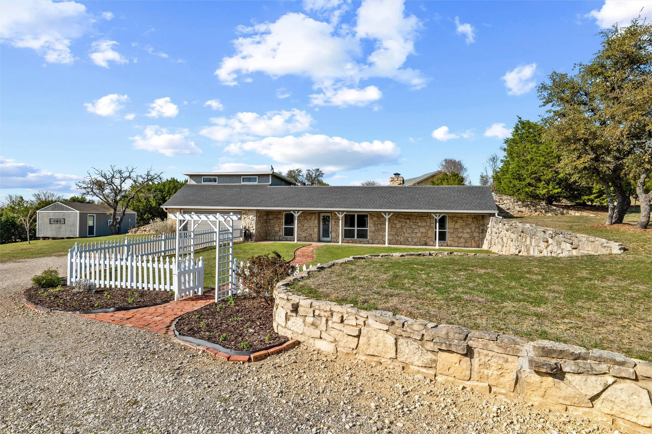 Single Family Residence For Sale in Parker County , 413 Meadowview Road, Weatherford, Texas 76087, 3 Bedroom, 3 Bathroom, 2 Garage spaces, 2,346 Sqft, built in 1981, mls#21197981, Real Estate Agent in Weatherford, Homes For Sale in Parker county, Homes For Sale in Weatherford, Realtor in Weatherford Texas, Real Estate Brokerage Independent Realty Texas, Luminita Cordes Realtor