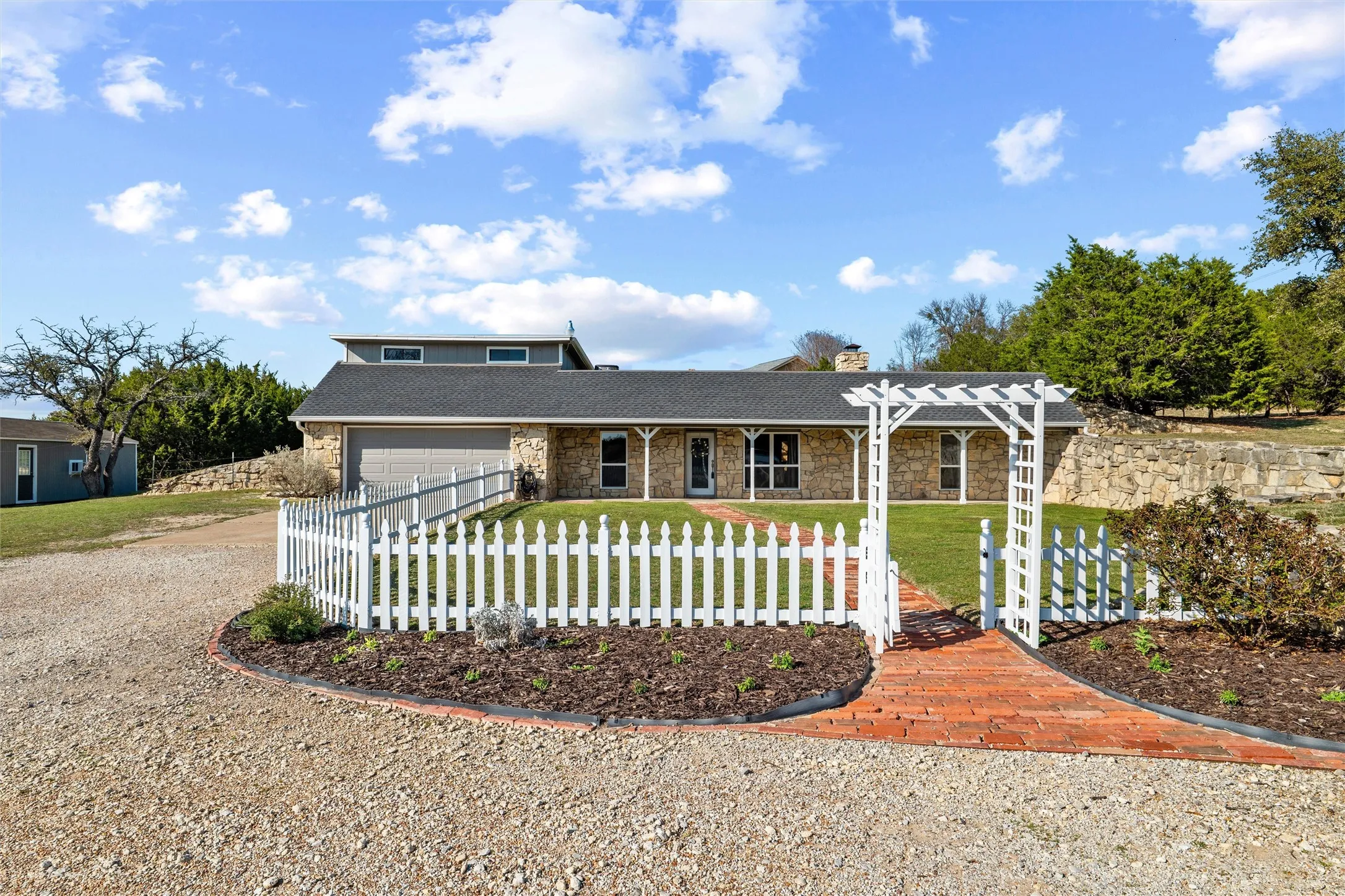 Single Family Residence For Sale in Parker County , 413 Meadowview Road, Weatherford, Texas 76087, 3 Bedroom, 3 Bathroom, 2 Garage spaces, 2,346 Sqft, built in 1981, mls#21197981, Real Estate Agent in Weatherford, Homes For Sale in Parker county, Homes For Sale in Weatherford, Realtor in Weatherford Texas, Real Estate Brokerage Independent Realty Texas, Luminita Cordes Realtor