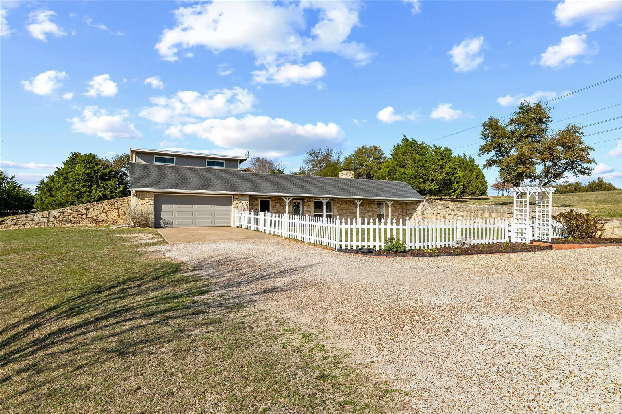 Single Family Residence For Sale in Parker County , 413 Meadowview Road, Weatherford, Texas 76087, 3 Bedroom, 3 Bathroom, 2 Garage spaces, 2,346 Sqft, built in 1981, mls#21197981, Real Estate Agent in Weatherford, Homes For Sale in Parker county, Homes For Sale in Weatherford, Realtor in Weatherford Texas, Real Estate Brokerage Independent Realty Texas, Luminita Cordes Realtor