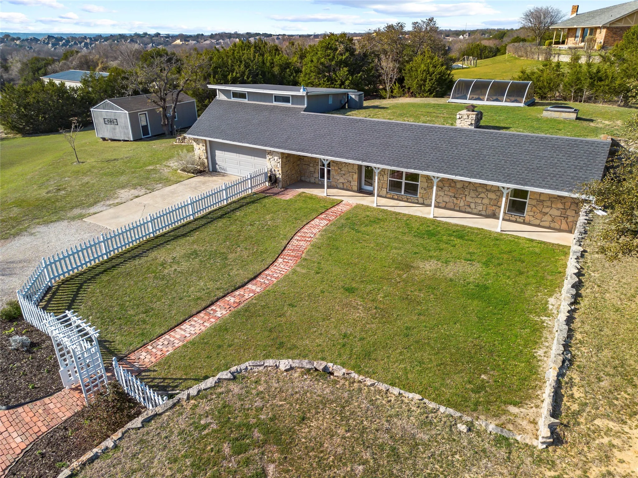 Single Family Residence For Sale in Parker County , 413 Meadowview Road, Weatherford, Texas 76087, 3 Bedroom, 3 Bathroom, 2 Garage spaces, 2,346 Sqft, built in 1981, mls#21197981, Real Estate Agent in Weatherford, Homes For Sale in Parker county, Homes For Sale in Weatherford, Realtor in Weatherford Texas, Real Estate Brokerage Independent Realty Texas, Luminita Cordes Realtor
