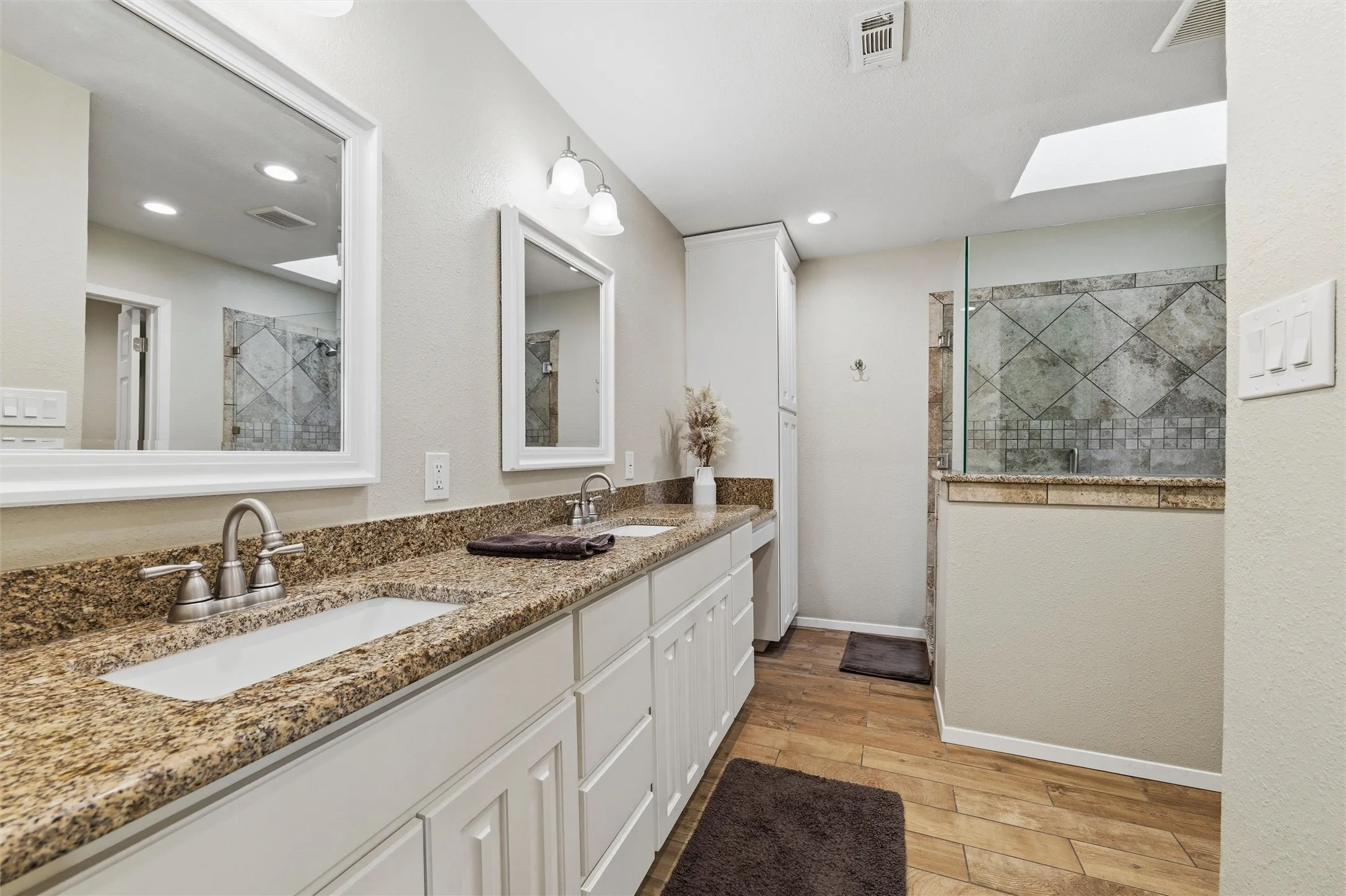 Single Family Residence For Sale in Parker County , 413 Meadowview Road, Weatherford, Texas 76087, 3 Bedroom, 3 Bathroom, 2 Garage spaces, 2,346 Sqft, built in 1981, mls#21197981, Real Estate Agent in Weatherford, Homes For Sale in Parker county, Homes For Sale in Weatherford, Realtor in Weatherford Texas, Real Estate Brokerage Independent Realty Texas, Luminita Cordes Realtor