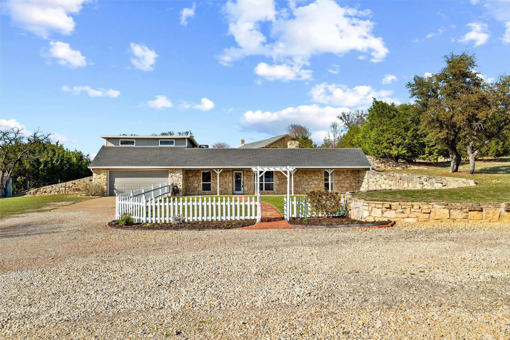 Single Family Residence For Sale in Parker County , 413 Meadowview Road, Weatherford, Texas 76087, 3 Bedroom, 3 Bathroom, 2 Garage spaces, 2,346 Sqft, built in 1981, mls#21197981, Real Estate Agent in Weatherford, Homes For Sale in Parker county, Homes For Sale in Weatherford, Realtor in Weatherford Texas, Real Estate Brokerage Independent Realty Texas, Luminita Cordes Realtor