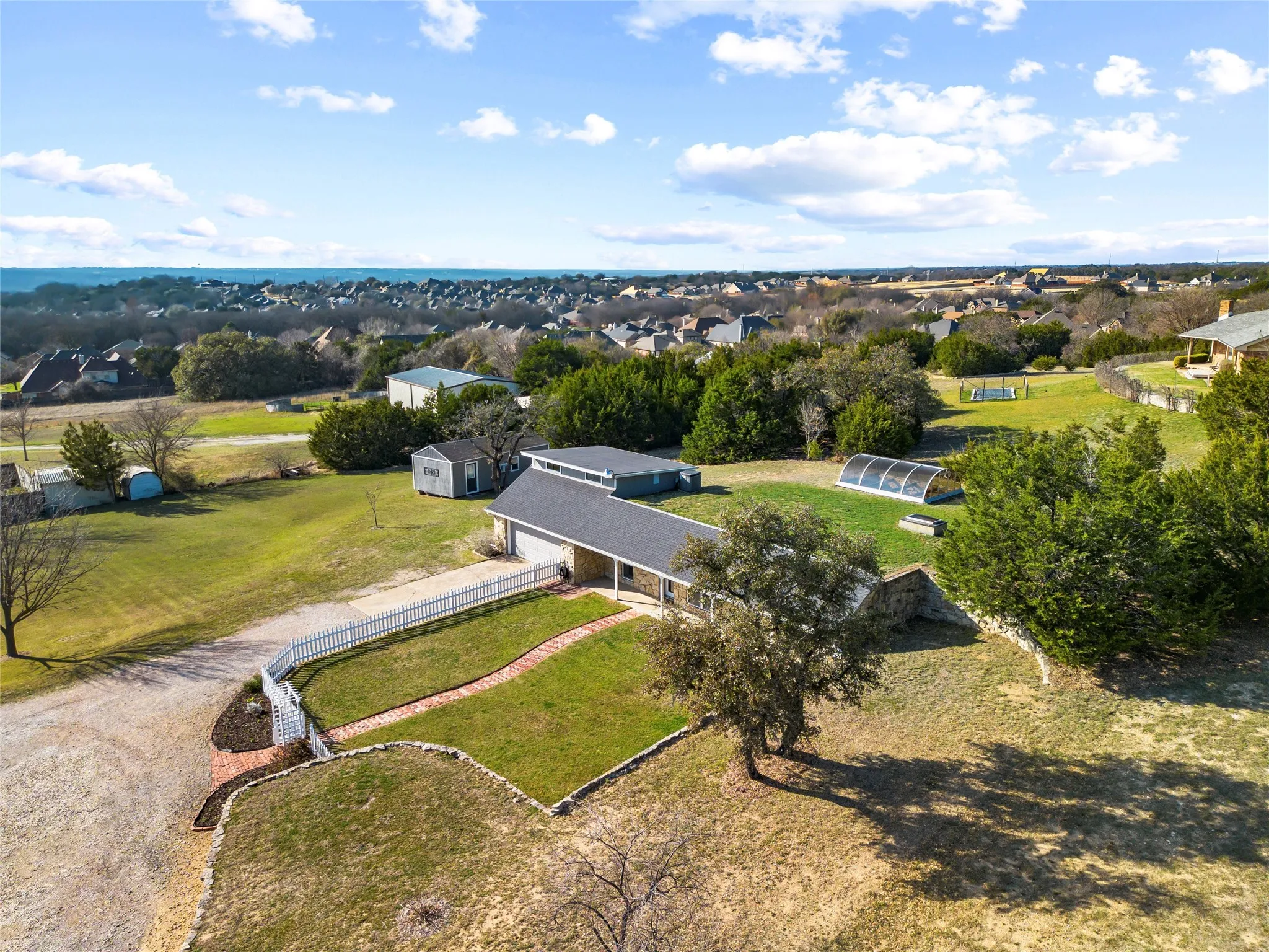 Single Family Residence For Sale in Parker County , 413 Meadowview Road, Weatherford, Texas 76087, 3 Bedroom, 3 Bathroom, 2 Garage spaces, 2,346 Sqft, built in 1981, mls#21197981, Real Estate Agent in Weatherford, Homes For Sale in Parker county, Homes For Sale in Weatherford, Realtor in Weatherford Texas, Real Estate Brokerage Independent Realty Texas, Luminita Cordes Realtor