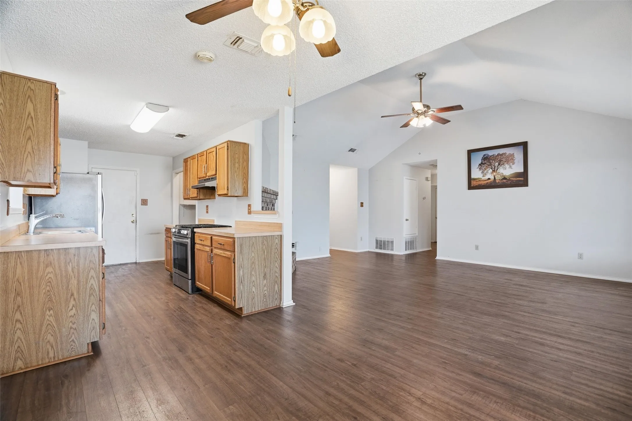 Single Family Residence For Sale in Tarrant County , 8304 Cloverglen Lane, Fort Worth, Texas 76123, 4 Bedroom, 3 Bathroom, 2 Garage spaces, 1,920 Sqft, built in 1986, mls#21163924, Real Estate Agent in Fort Worth, Homes For Sale in Tarrant county, Homes For Sale in Fort Worth, Realtor in Fort Worth Texas, Real Estate Brokerage Independent Realty Texas, Luminita Cordes Realtor