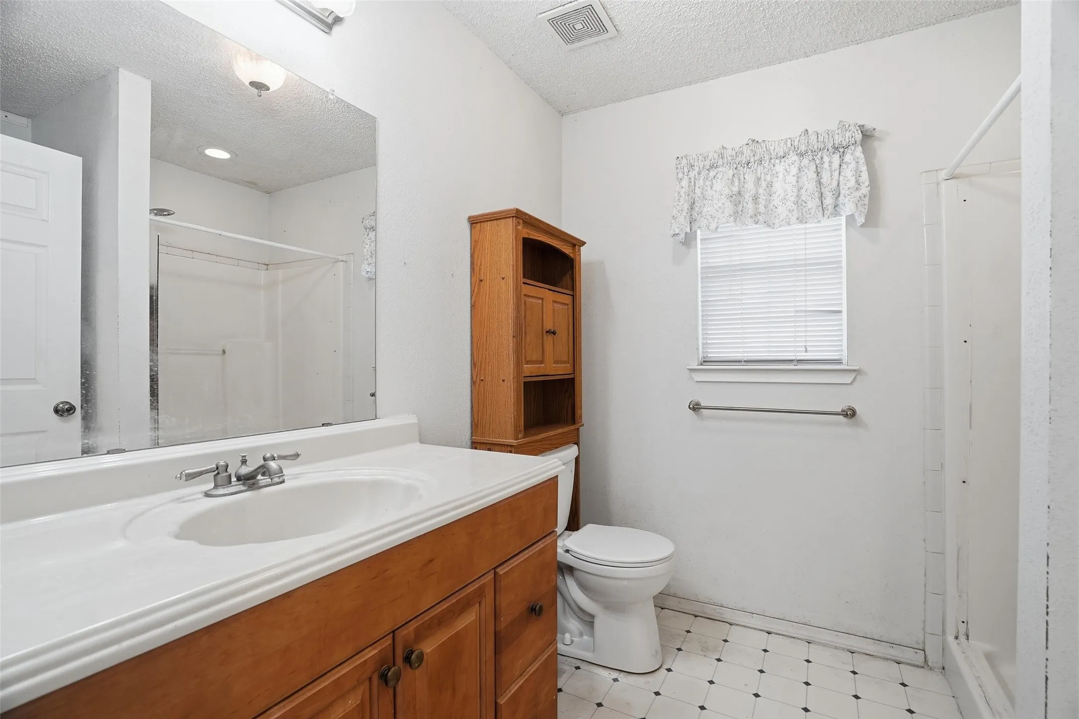 Single Family Residence For Sale in Tarrant County , 8304 Cloverglen Lane, Fort Worth, Texas 76123, 4 Bedroom, 3 Bathroom, 2 Garage spaces, 1,920 Sqft, built in 1986, mls#21163924, Real Estate Agent in Fort Worth, Homes For Sale in Tarrant county, Homes For Sale in Fort Worth, Realtor in Fort Worth Texas, Real Estate Brokerage Independent Realty Texas, Luminita Cordes Realtor