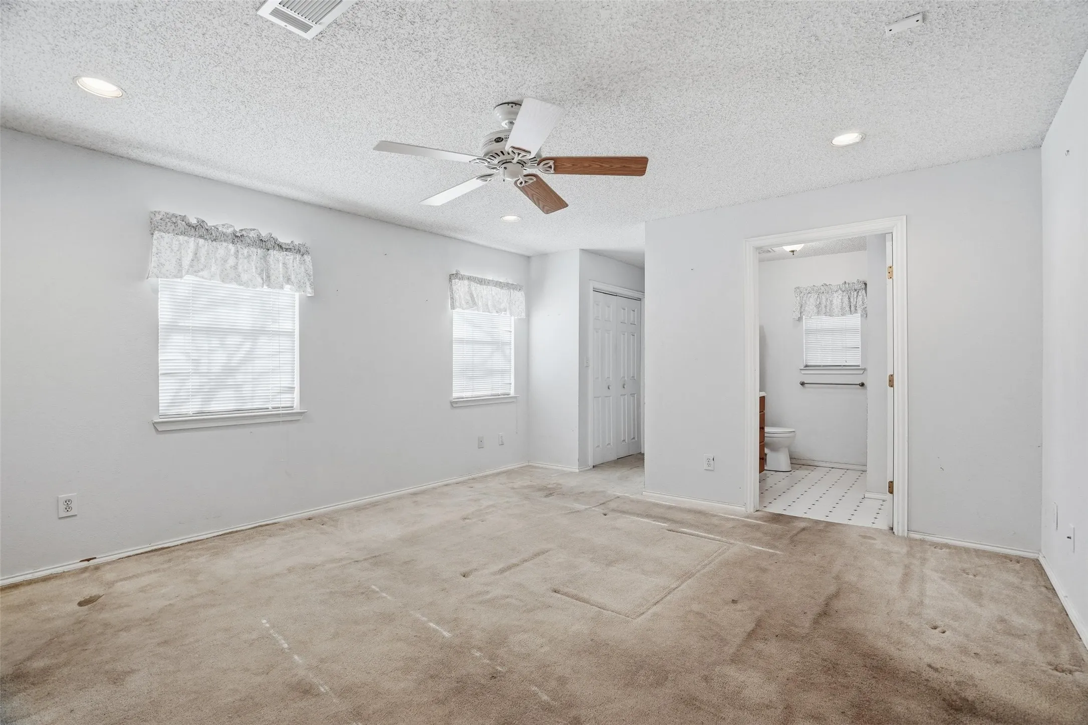 Single Family Residence For Sale in Tarrant County , 8304 Cloverglen Lane, Fort Worth, Texas 76123, 4 Bedroom, 3 Bathroom, 2 Garage spaces, 1,920 Sqft, built in 1986, mls#21163924, Real Estate Agent in Fort Worth, Homes For Sale in Tarrant county, Homes For Sale in Fort Worth, Realtor in Fort Worth Texas, Real Estate Brokerage Independent Realty Texas, Luminita Cordes Realtor