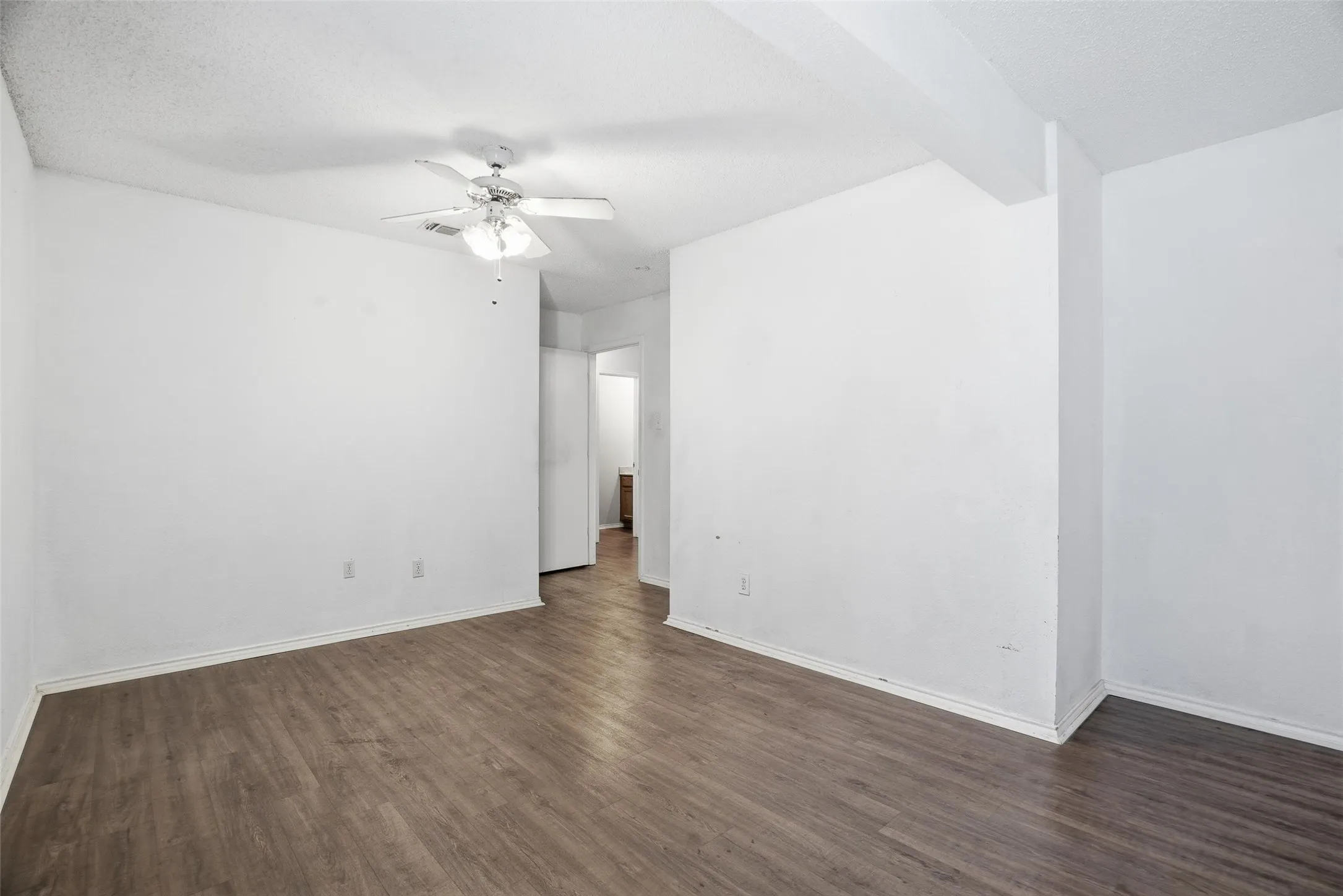 Single Family Residence For Sale in Tarrant County , 8304 Cloverglen Lane, Fort Worth, Texas 76123, 4 Bedroom, 3 Bathroom, 2 Garage spaces, 1,920 Sqft, built in 1986, mls#21163924, Real Estate Agent in Fort Worth, Homes For Sale in Tarrant county, Homes For Sale in Fort Worth, Realtor in Fort Worth Texas, Real Estate Brokerage Independent Realty Texas, Luminita Cordes Realtor