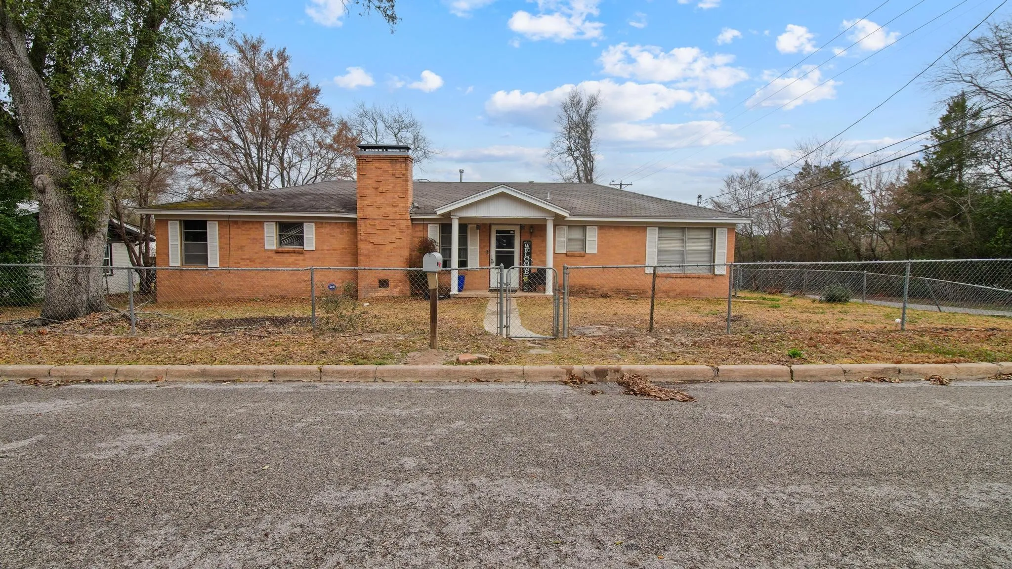 Single Family Residence For Sale in Henderson County , 700 Powderhorn Drive, Athens, Texas 75751, 3 Bedroom, 3 Bathroom, Garage spaces, 1,734 Sqft, built in 1962, Price $189,000, mls#21198903, Real Estate Agent in Athens, Homes For Sale in Henderson county, Homes For Sale in Athens, Realtor in Athens Texas, Real Estate Brokerage Independent Realty Texas, Luminita Cordes Realtor