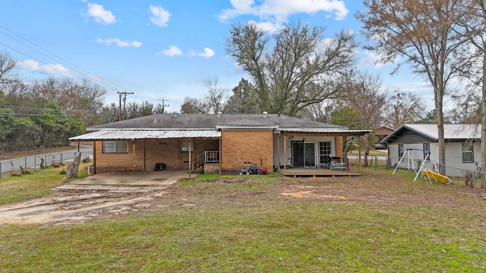 Single Family Residence For Sale in Henderson County , 700 Powderhorn Drive, Athens, Texas 75751, 3 Bedroom, 3 Bathroom, Garage spaces, 1,734 Sqft, built in 1962, Price $189,000, mls#21198903, Real Estate Agent in Athens, Homes For Sale in Henderson county, Homes For Sale in Athens, Realtor in Athens Texas, Real Estate Brokerage Independent Realty Texas, Luminita Cordes Realtor