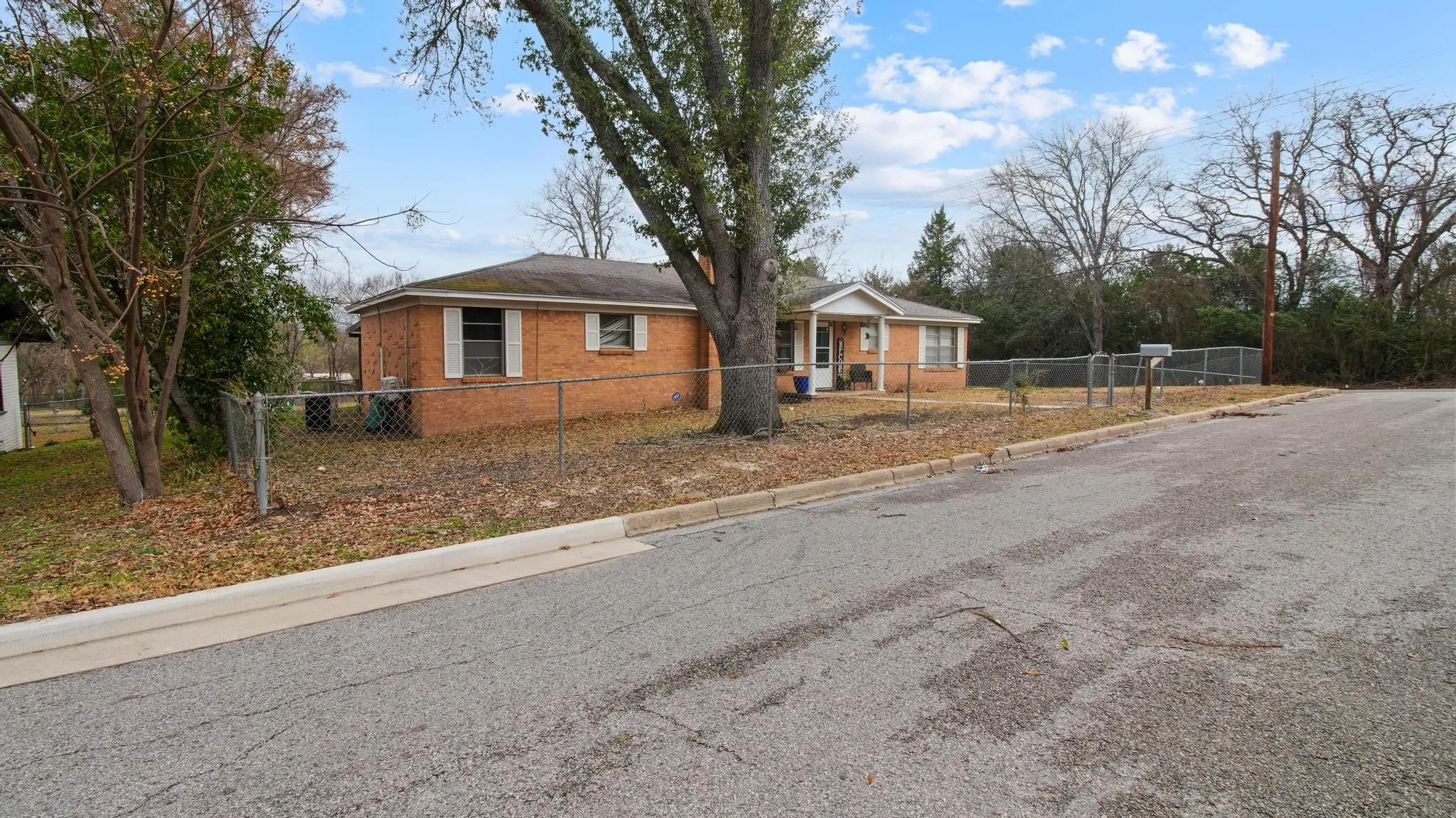 Single Family Residence For Sale in Henderson County , 700 Powderhorn Drive, Athens, Texas 75751, 3 Bedroom, 3 Bathroom, Garage spaces, 1,734 Sqft, built in 1962, Price $189,000, mls#21198903, Real Estate Agent in Athens, Homes For Sale in Henderson county, Homes For Sale in Athens, Realtor in Athens Texas, Real Estate Brokerage Independent Realty Texas, Luminita Cordes Realtor
