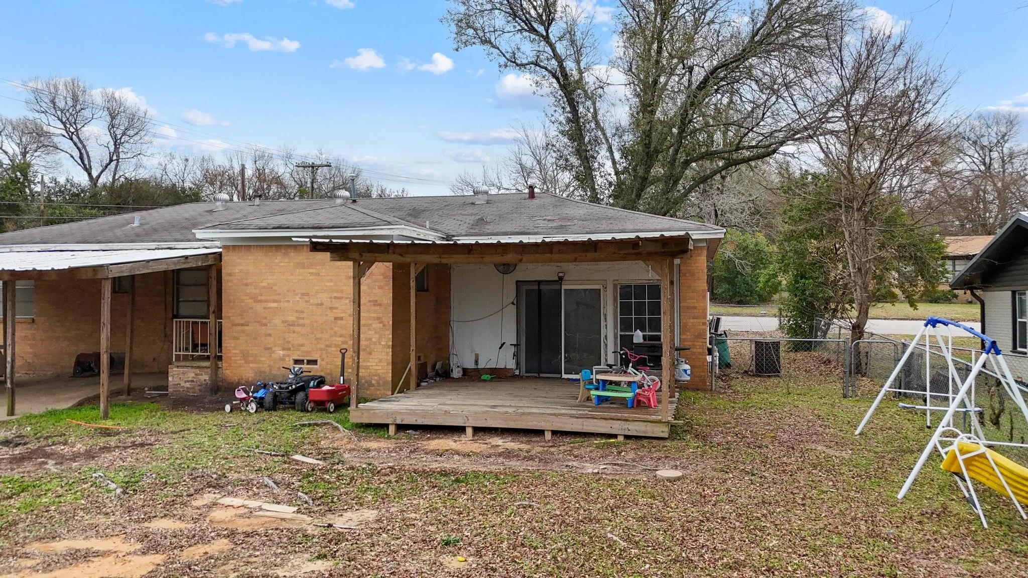 Single Family Residence For Sale in Henderson County , 700 Powderhorn Drive, Athens, Texas 75751, 3 Bedroom, 3 Bathroom, Garage spaces, 1,734 Sqft, built in 1962, Price $189,000, mls#21198903, Real Estate Agent in Athens, Homes For Sale in Henderson county, Homes For Sale in Athens, Realtor in Athens Texas, Real Estate Brokerage Independent Realty Texas, Luminita Cordes Realtor