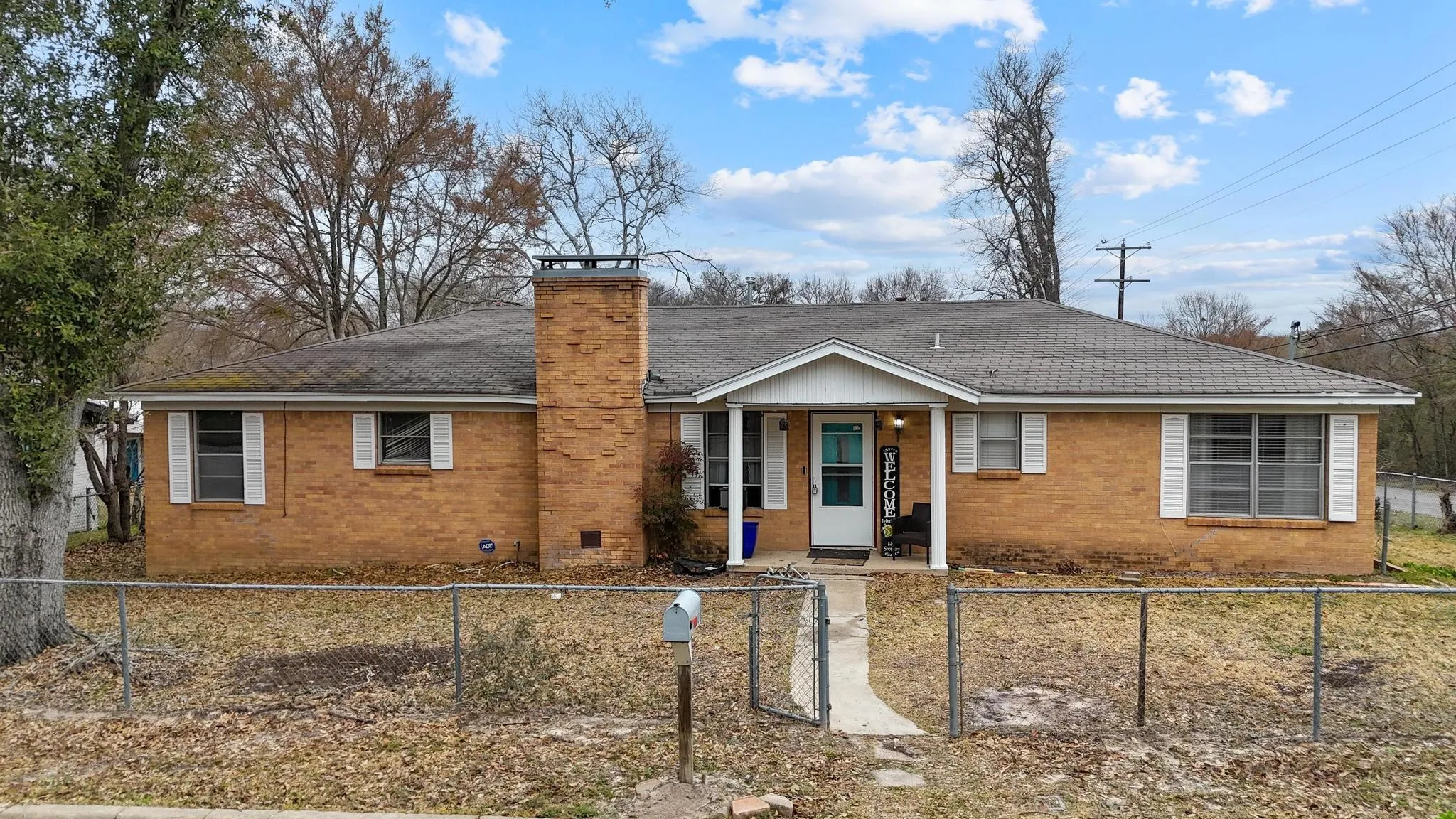Single Family Residence For Sale in Henderson County , 700 Powderhorn Drive, Athens, Texas 75751, 3 Bedroom, 3 Bathroom, Garage spaces, 1,734 Sqft, built in 1962, Price $189,000, mls#21198903, Real Estate Agent in Athens, Homes For Sale in Henderson county, Homes For Sale in Athens, Realtor in Athens Texas, Real Estate Brokerage Independent Realty Texas, Luminita Cordes Realtor