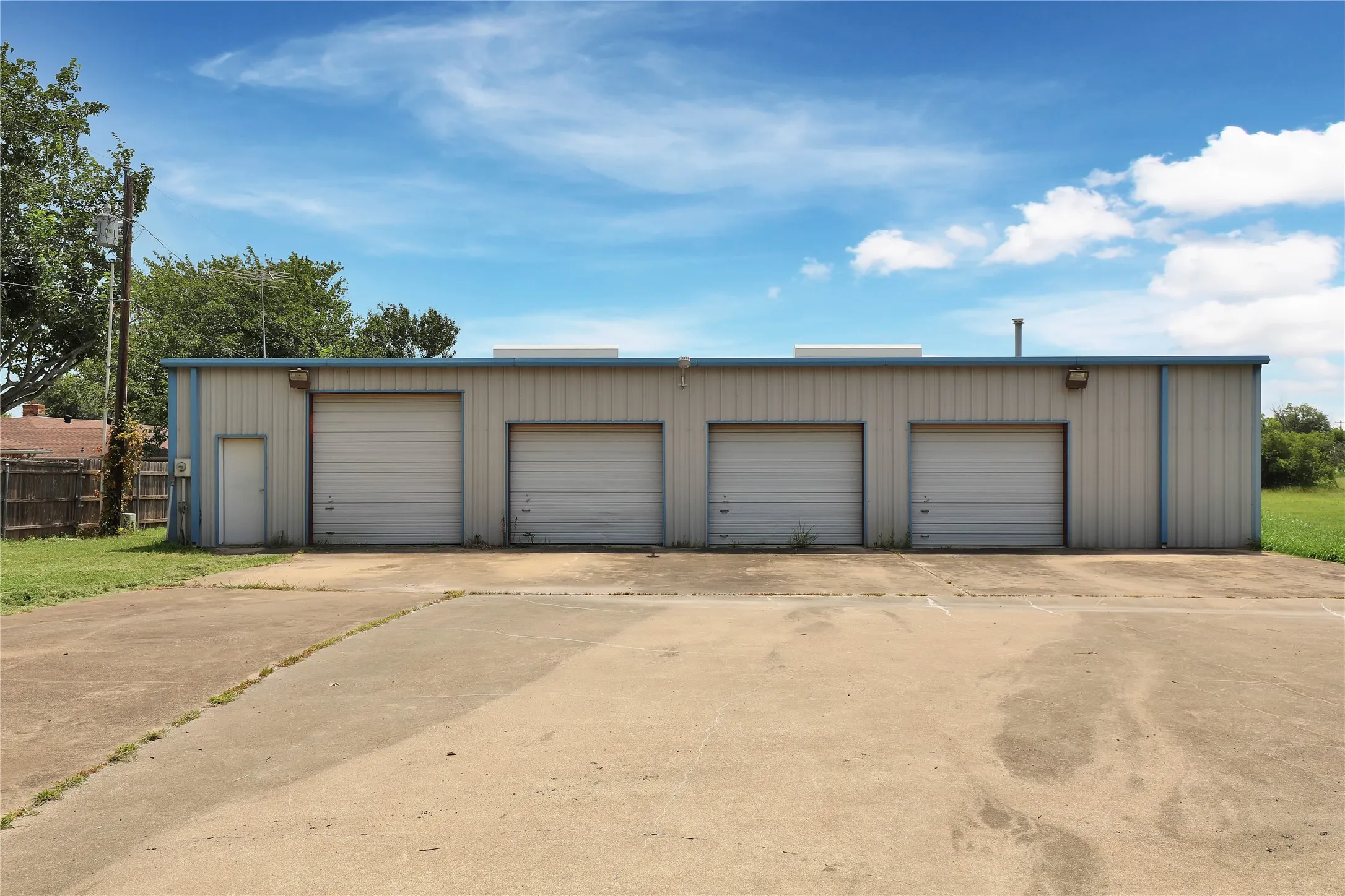 Single Family Residence For Sale in Collin County , 302 Wilcoxson Street, Farmersville, Texas 75442, 4 Bedroom, 3 Bathroom, Garage spaces, 3,189 Sqft, built in 1977, Preowned, mls#21197995, Real Estate Agent in Farmersville, Homes For Sale in Collin county, Homes For Sale in Farmersville, Realtor in Farmersville Texas, Real Estate Brokerage Independent Realty Texas, Luminita Cordes Realtor
