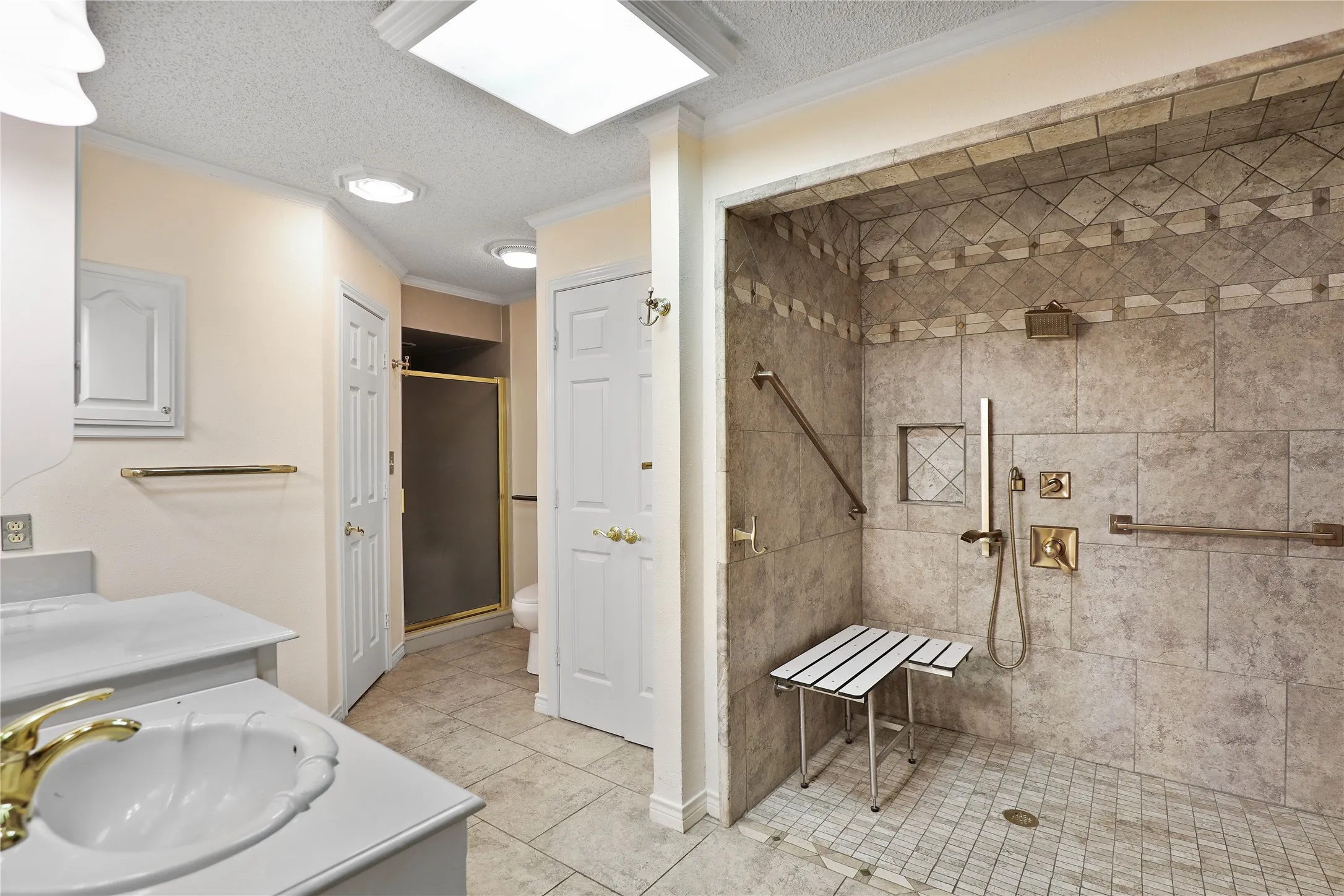 Single Family Residence For Sale in Collin County , 302 Wilcoxson Street, Farmersville, Texas 75442, 4 Bedroom, 3 Bathroom, Garage spaces, 3,189 Sqft, built in 1977, Preowned, mls#21197995, Real Estate Agent in Farmersville, Homes For Sale in Collin county, Homes For Sale in Farmersville, Realtor in Farmersville Texas, Real Estate Brokerage Independent Realty Texas, Luminita Cordes Realtor