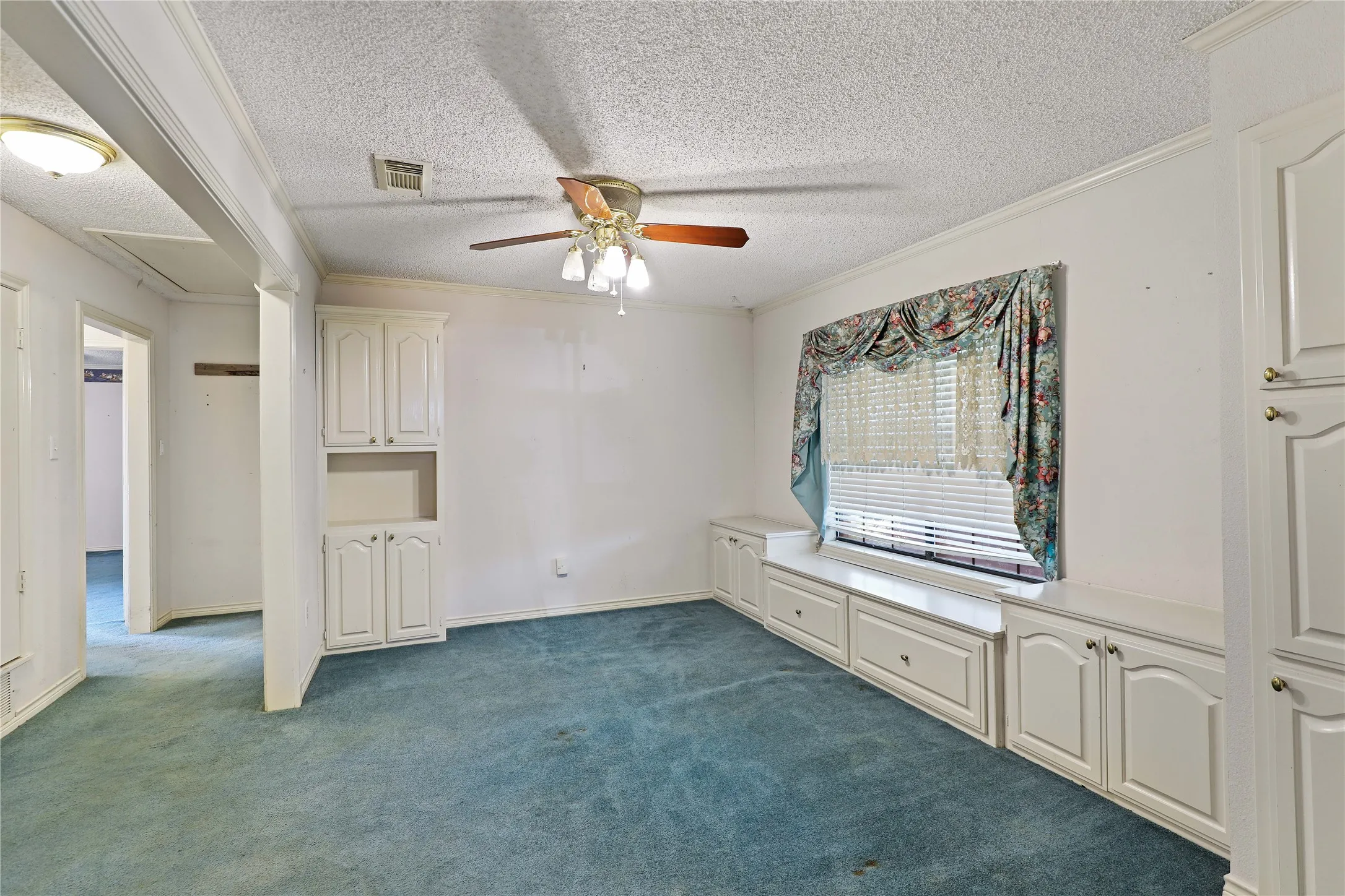 Single Family Residence For Sale in Collin County , 302 Wilcoxson Street, Farmersville, Texas 75442, 4 Bedroom, 3 Bathroom, Garage spaces, 3,189 Sqft, built in 1977, Preowned, mls#21197995, Real Estate Agent in Farmersville, Homes For Sale in Collin county, Homes For Sale in Farmersville, Realtor in Farmersville Texas, Real Estate Brokerage Independent Realty Texas, Luminita Cordes Realtor