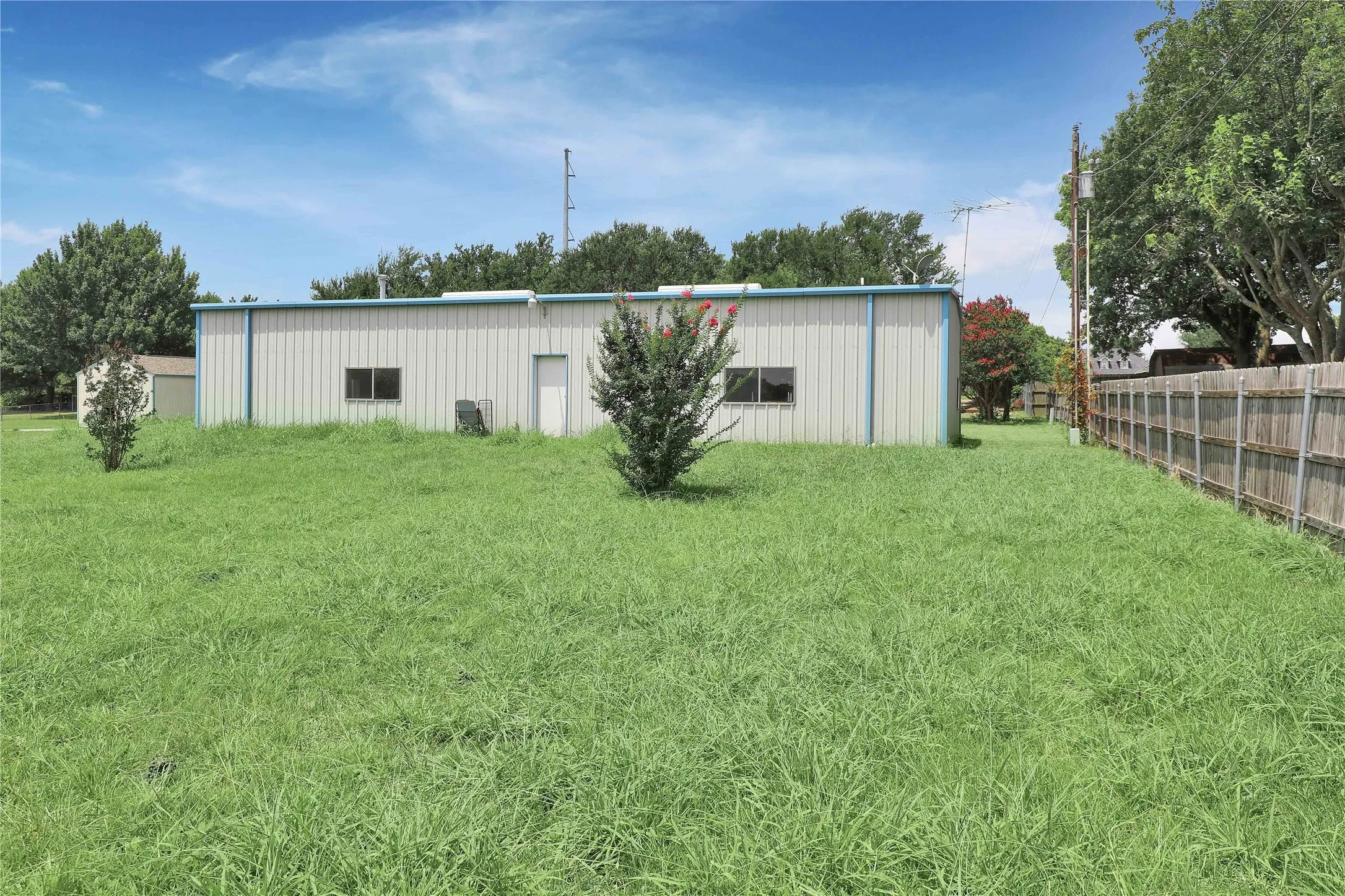 Single Family Residence For Sale in Collin County , 302 Wilcoxson Street, Farmersville, Texas 75442, 4 Bedroom, 3 Bathroom, Garage spaces, 3,189 Sqft, built in 1977, Preowned, mls#21197995, Real Estate Agent in Farmersville, Homes For Sale in Collin county, Homes For Sale in Farmersville, Realtor in Farmersville Texas, Real Estate Brokerage Independent Realty Texas, Luminita Cordes Realtor