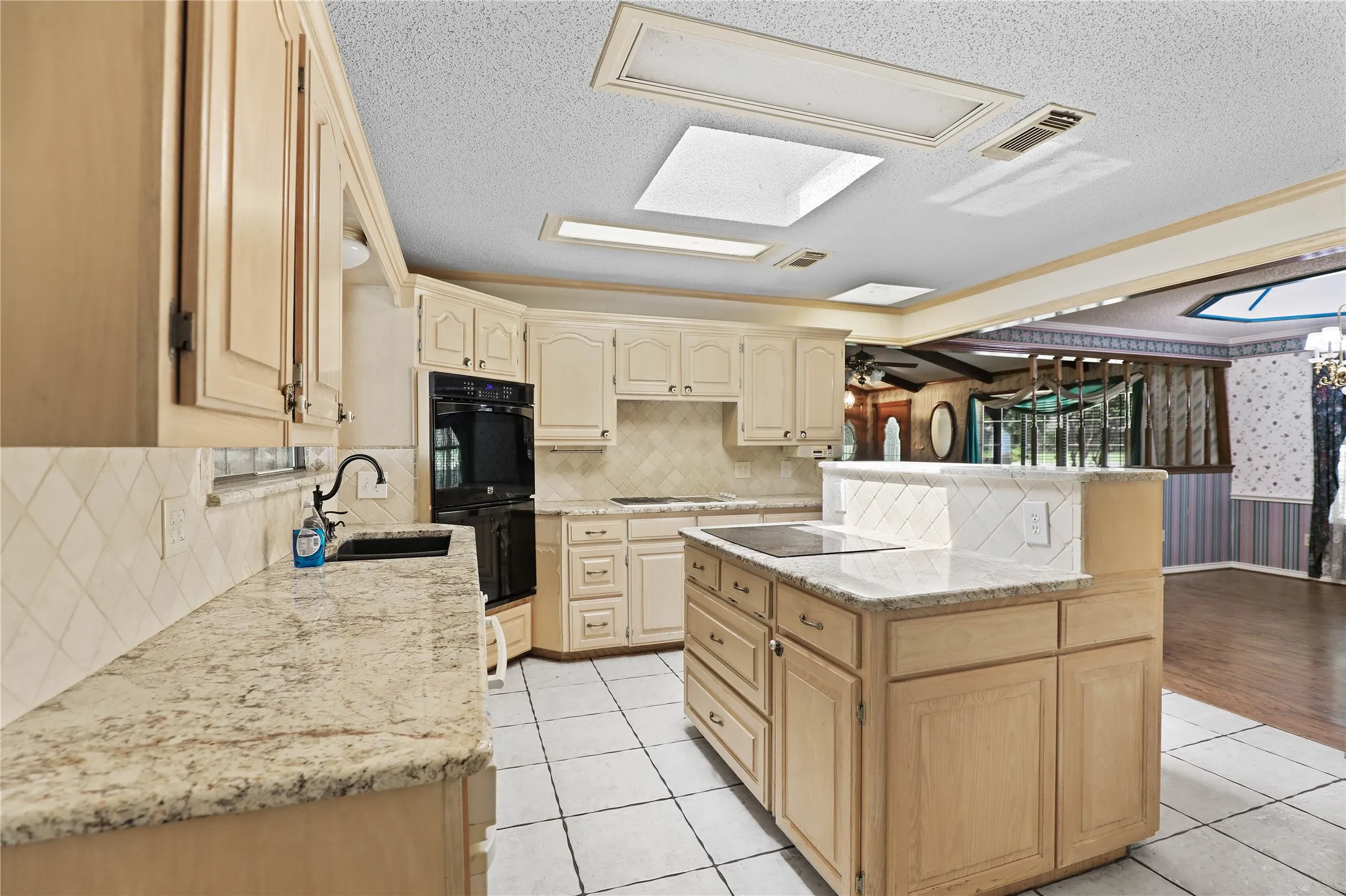 Single Family Residence For Sale in Collin County , 302 Wilcoxson Street, Farmersville, Texas 75442, 4 Bedroom, 3 Bathroom, Garage spaces, 3,189 Sqft, built in 1977, Preowned, mls#21197995, Real Estate Agent in Farmersville, Homes For Sale in Collin county, Homes For Sale in Farmersville, Realtor in Farmersville Texas, Real Estate Brokerage Independent Realty Texas, Luminita Cordes Realtor