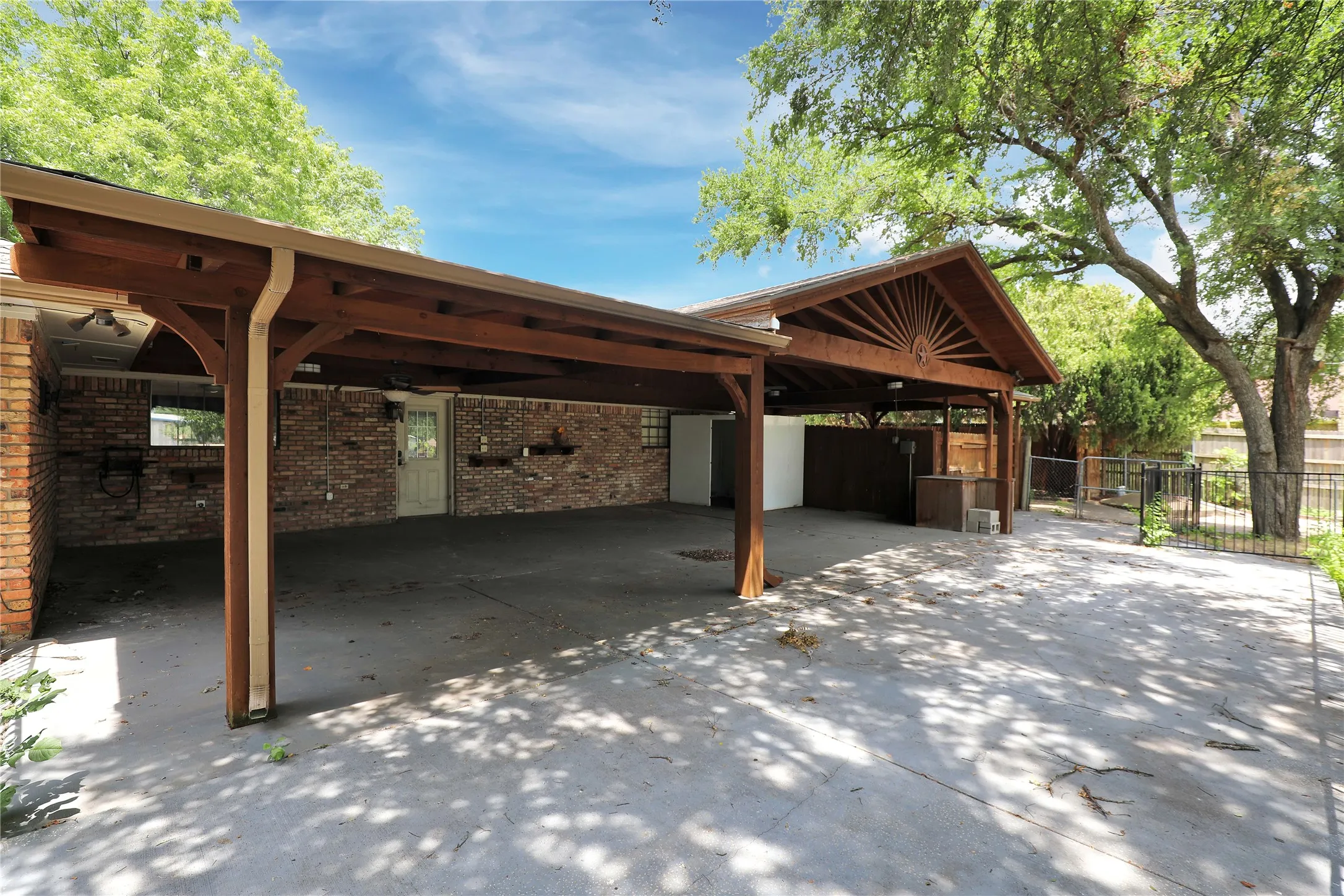 Single Family Residence For Sale in Collin County , 302 Wilcoxson Street, Farmersville, Texas 75442, 4 Bedroom, 3 Bathroom, Garage spaces, 3,189 Sqft, built in 1977, Preowned, mls#21197995, Real Estate Agent in Farmersville, Homes For Sale in Collin county, Homes For Sale in Farmersville, Realtor in Farmersville Texas, Real Estate Brokerage Independent Realty Texas, Luminita Cordes Realtor
