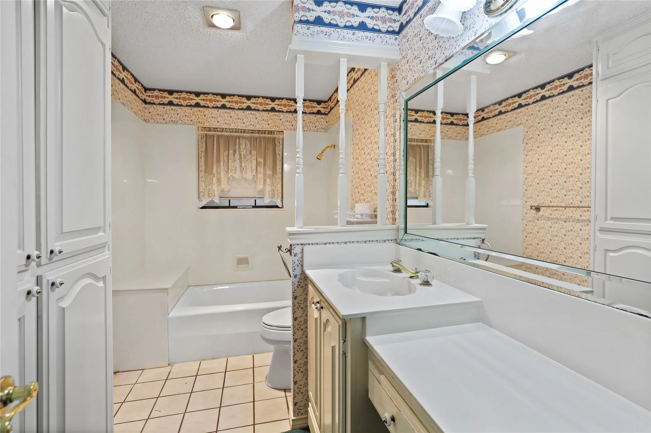 Single Family Residence For Sale in Collin County , 302 Wilcoxson Street, Farmersville, Texas 75442, 4 Bedroom, 3 Bathroom, Garage spaces, 3,189 Sqft, built in 1977, Preowned, mls#21197995, Real Estate Agent in Farmersville, Homes For Sale in Collin county, Homes For Sale in Farmersville, Realtor in Farmersville Texas, Real Estate Brokerage Independent Realty Texas, Luminita Cordes Realtor