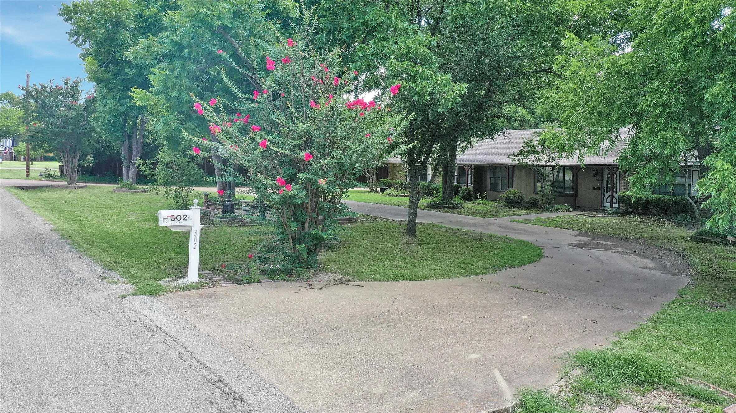 Single Family Residence For Sale in Collin County , 302 Wilcoxson Street, Farmersville, Texas 75442, 4 Bedroom, 3 Bathroom, Garage spaces, 3,189 Sqft, built in 1977, Preowned, mls#21197995, Real Estate Agent in Farmersville, Homes For Sale in Collin county, Homes For Sale in Farmersville, Realtor in Farmersville Texas, Real Estate Brokerage Independent Realty Texas, Luminita Cordes Realtor