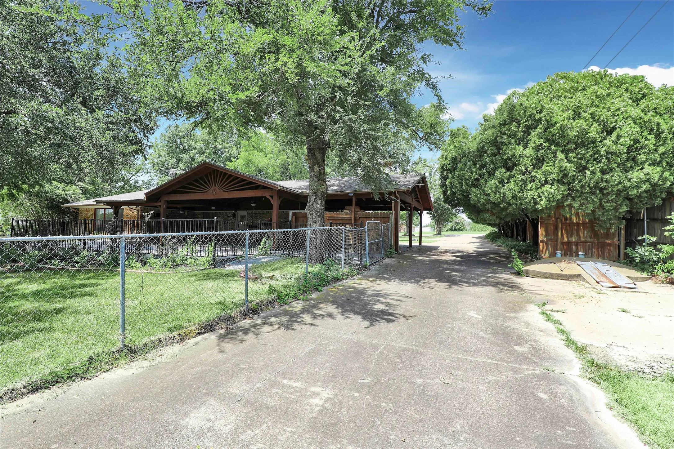 Single Family Residence For Sale in Collin County , 302 Wilcoxson Street, Farmersville, Texas 75442, 4 Bedroom, 3 Bathroom, Garage spaces, 3,189 Sqft, built in 1977, Preowned, mls#21197995, Real Estate Agent in Farmersville, Homes For Sale in Collin county, Homes For Sale in Farmersville, Realtor in Farmersville Texas, Real Estate Brokerage Independent Realty Texas, Luminita Cordes Realtor