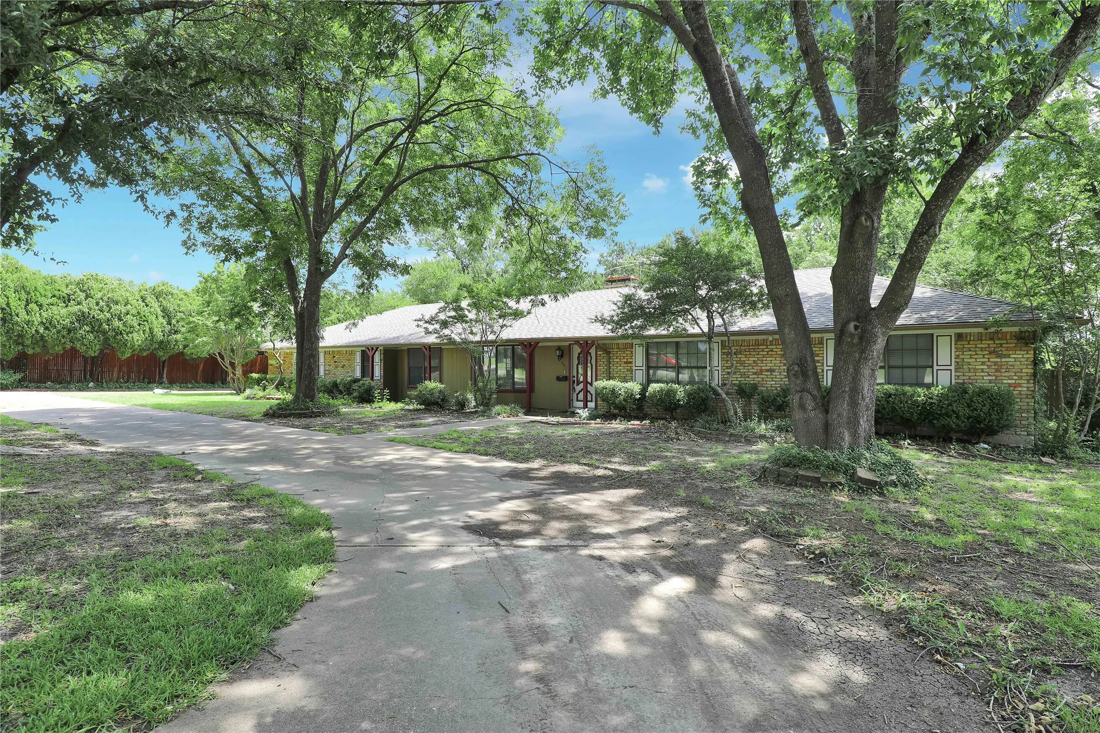 Single Family Residence For Sale in Collin County , 302 Wilcoxson Street, Farmersville, Texas 75442, 4 Bedroom, 3 Bathroom, Garage spaces, 3,189 Sqft, built in 1977, Preowned, mls#21197995, Real Estate Agent in Farmersville, Homes For Sale in Collin county, Homes For Sale in Farmersville, Realtor in Farmersville Texas, Real Estate Brokerage Independent Realty Texas, Luminita Cordes Realtor