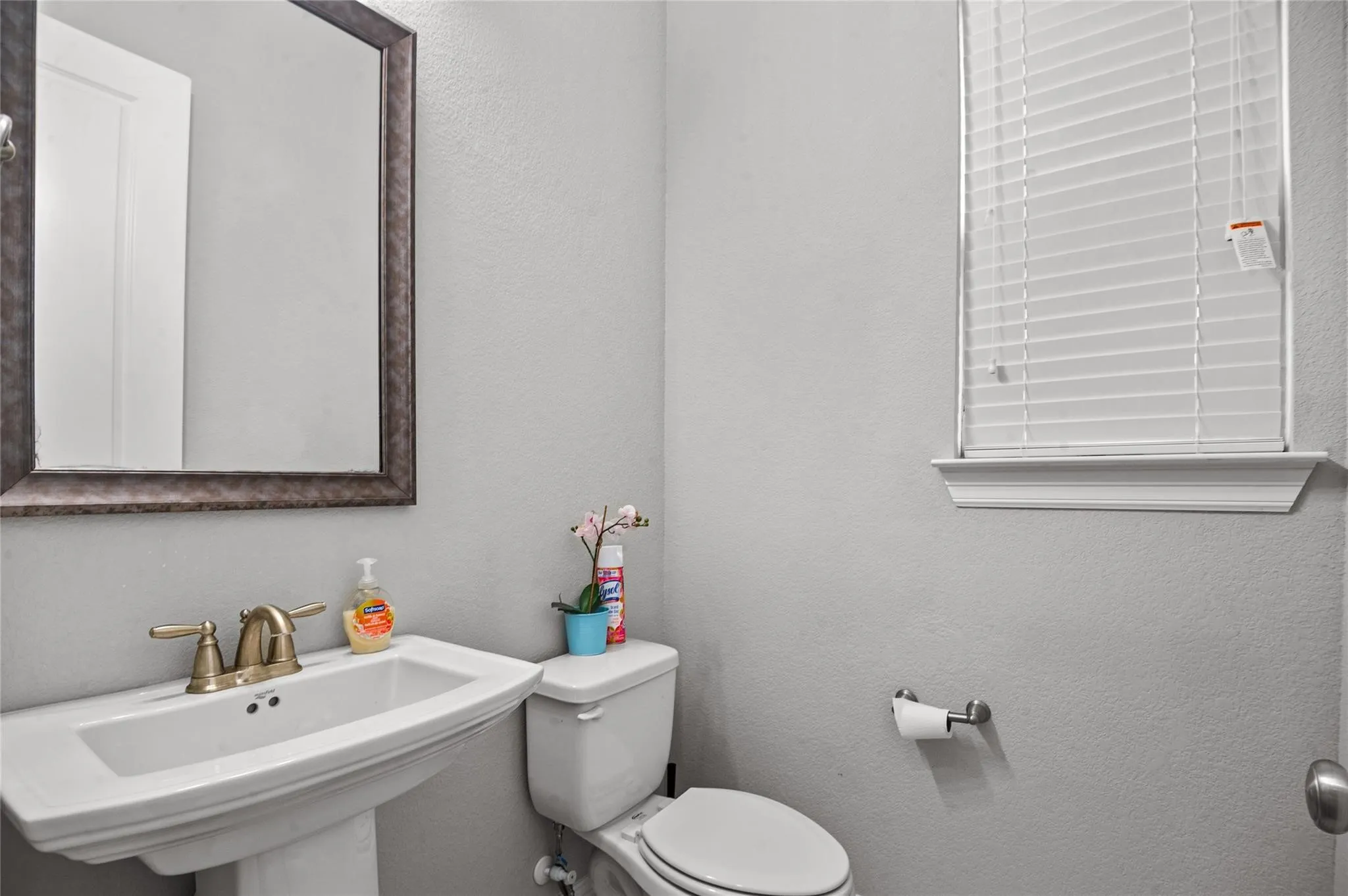 Bathroom with a textured wall