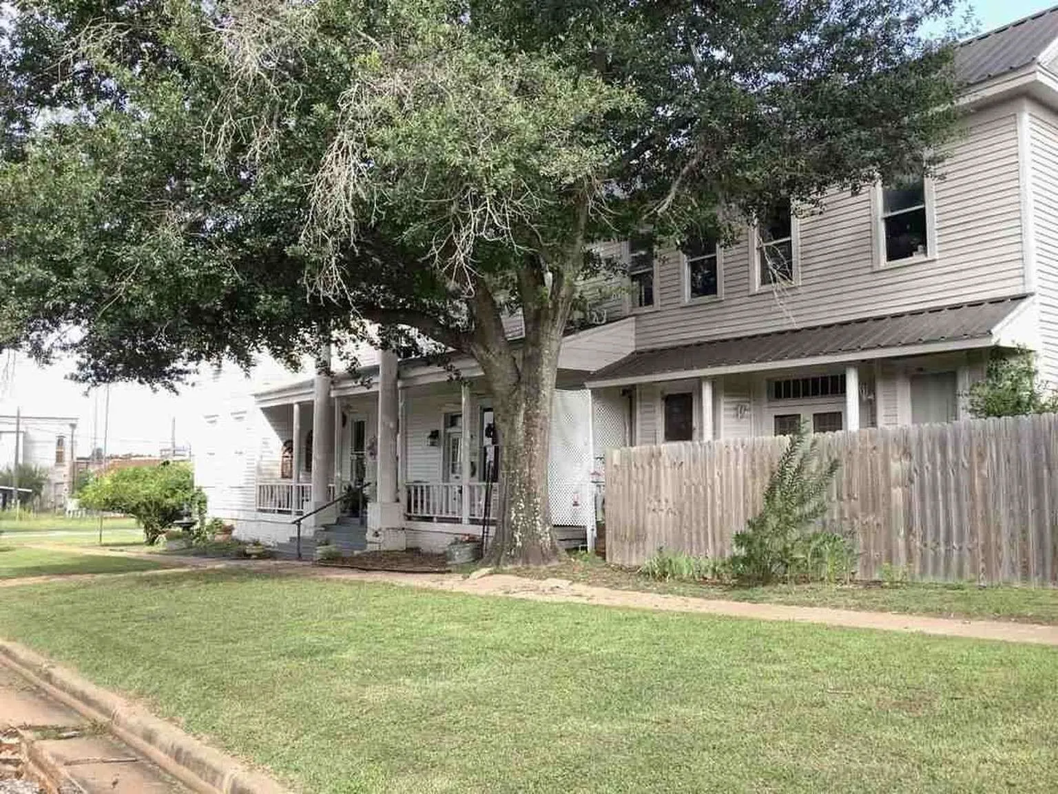 Single Family Residence For Sale in Robertson County , 408 S Railroad Avenue, Calvert, Texas 77837, 10 Bedroom, 6 Bathroom, Garage spaces, 5,196 Sqft, built in 1904, mls#21199060, Real Estate Agent in Calvert, Homes For Sale in Robertson county, Homes For Sale in Calvert, Realtor in Calvert Texas, Real Estate Brokerage Independent Realty Texas, Luminita Cordes Realtor