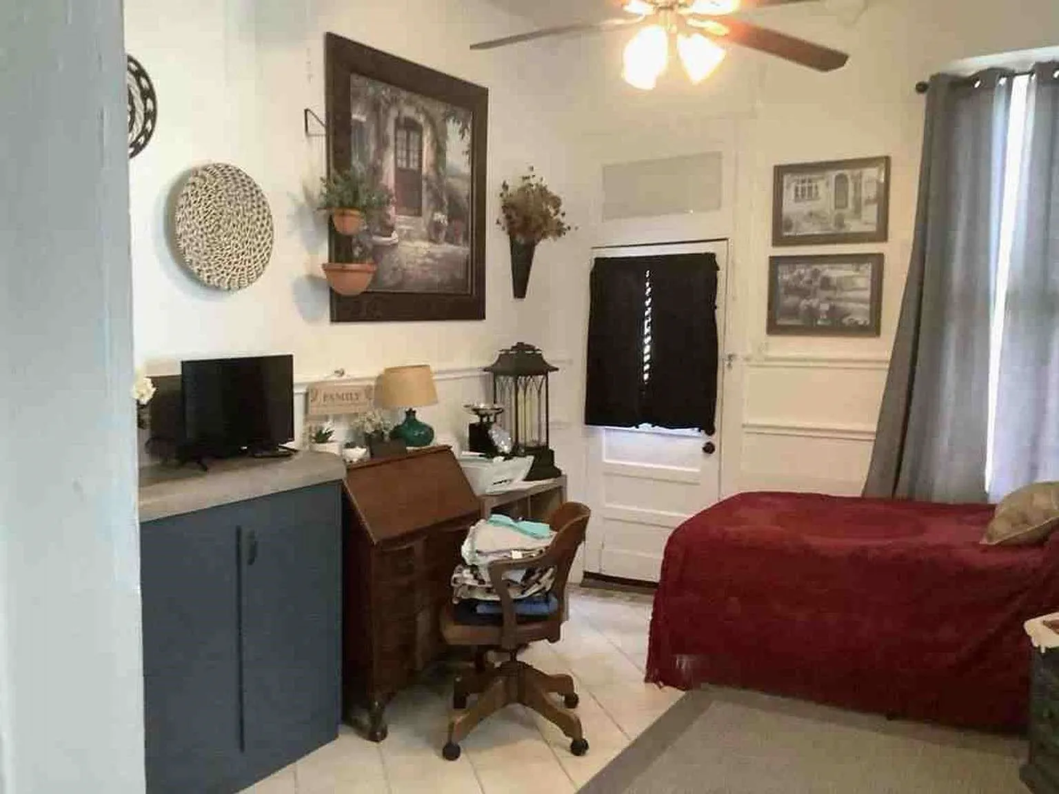 Single Family Residence For Sale in Robertson County , 408 S Railroad Avenue, Calvert, Texas 77837, 10 Bedroom, 6 Bathroom, Garage spaces, 5,196 Sqft, built in 1904, mls#21199060, Real Estate Agent in Calvert, Homes For Sale in Robertson county, Homes For Sale in Calvert, Realtor in Calvert Texas, Real Estate Brokerage Independent Realty Texas, Luminita Cordes Realtor